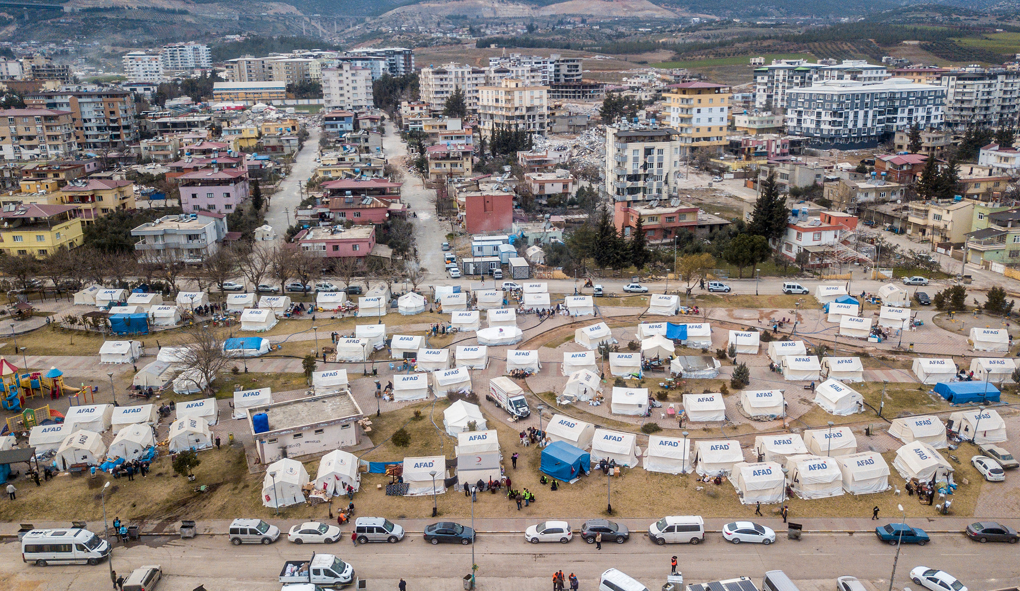 Trong ảnh, "thành phố lều" tại Nudargi nằm ngay tại khu công viên trung tâm của thị trấn cũ. Cách đó không xa nơi họ đã từng sinh sống trong hàng chục năm qua. Con đường chạy giữa như một lằn ranh vô hình giữa quá khứ và thực tại.