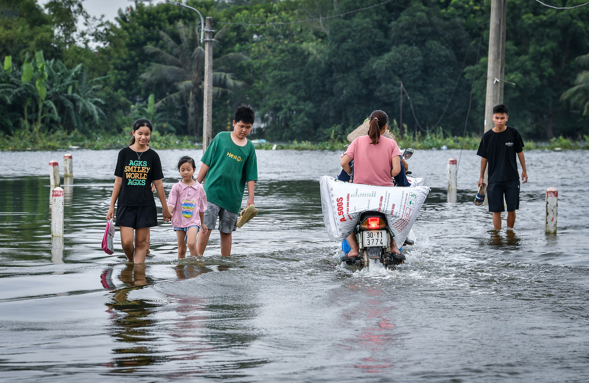 Con đường chính dẫn vào làng bị ngập băng, chỉ còn có thể định hình nhờ hàng cọc chỉ giới hai bên... Con đường chính dẫn vào làng bị ngập băng, chỉ còn có thể định hình nhờ hàng cọc chỉ giới hai bên...