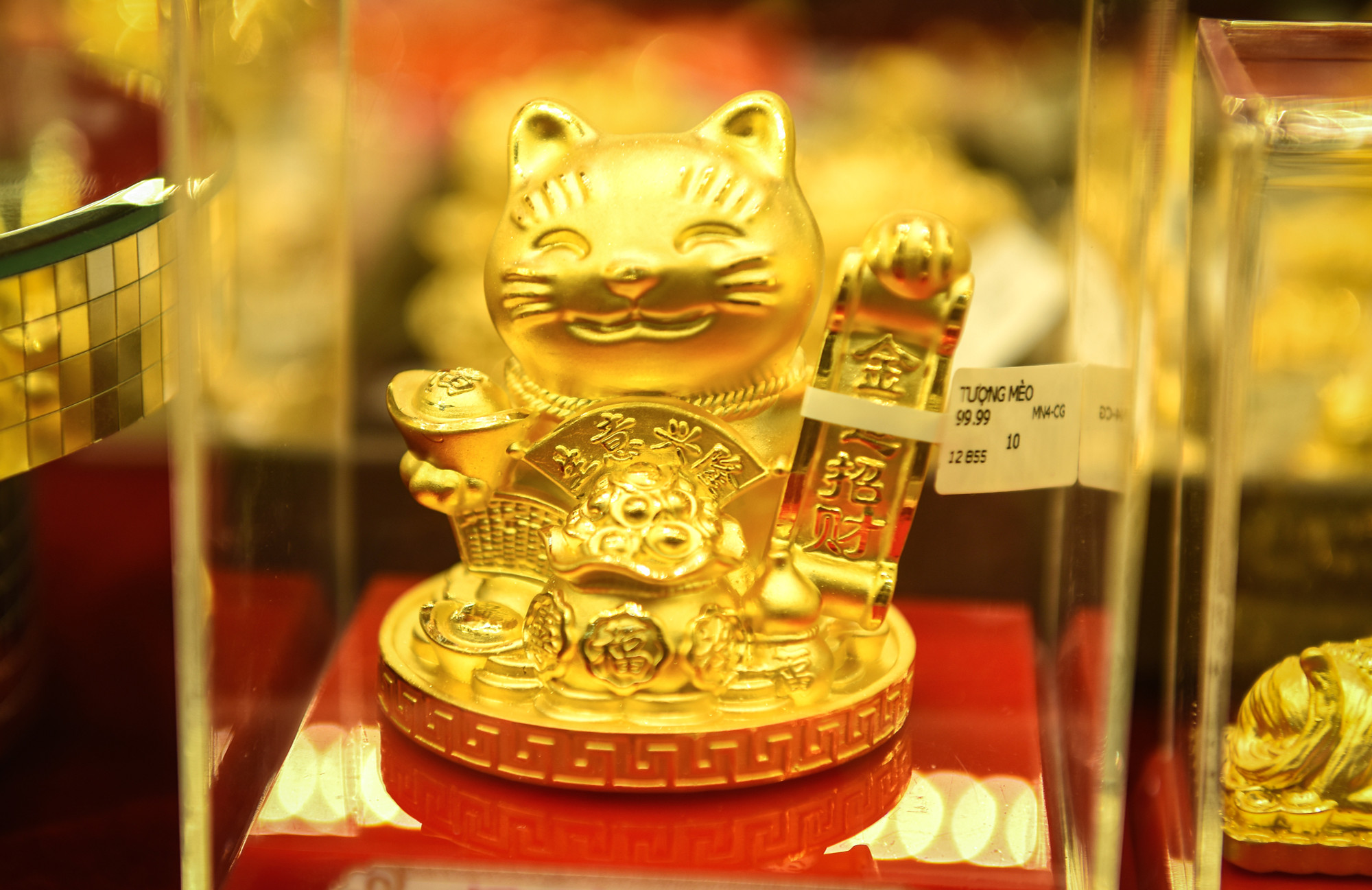 Linh vật mèo bằng vàng được bày bán. Theo quan niệm, đây là vật sẽ mang lại may mắn, phú quý cho gia chủ sở hữu.