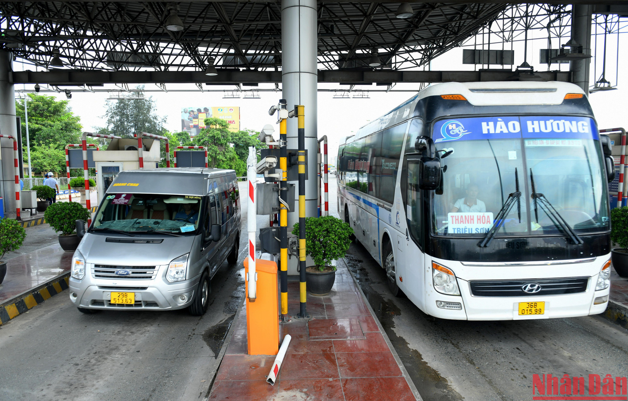 Trạm thu phí BOT Pháp Vân-Cầu Giẽ, số lượng xe tại trạm không đông, không xảy ra tình trạng ùn ứ. Trạm thu phí BOT Pháp Vân-Cầu Giẽ, số lượng xe tại trạm không đông, không xảy ra tình trạng ùn ứ.