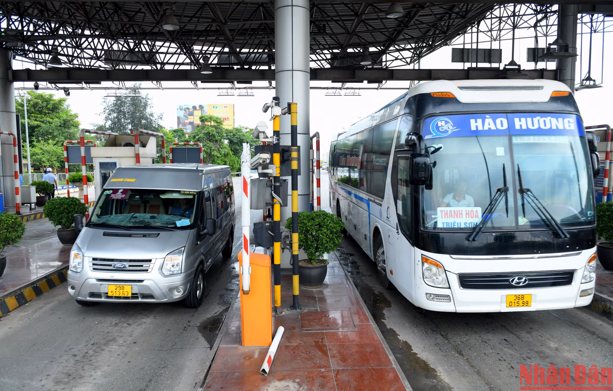 Trạm thu phí BOT Pháp Vân-Cầu Giẽ, số lượng xe tại trạm không đông, không xảy ra tình trạng ùn ứ.