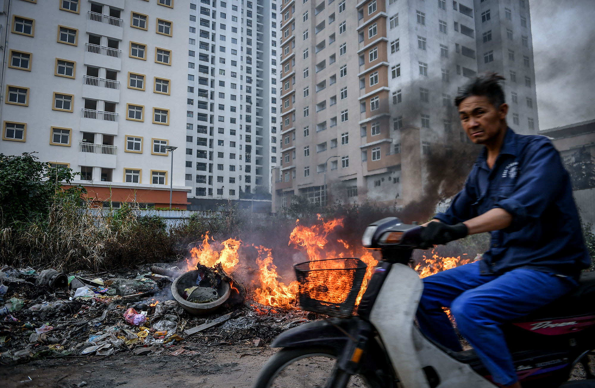 [Ảnh] Thành phố Hà Nội mù sương do ô nhiễm không khí ngày cuối năm ảnh 16