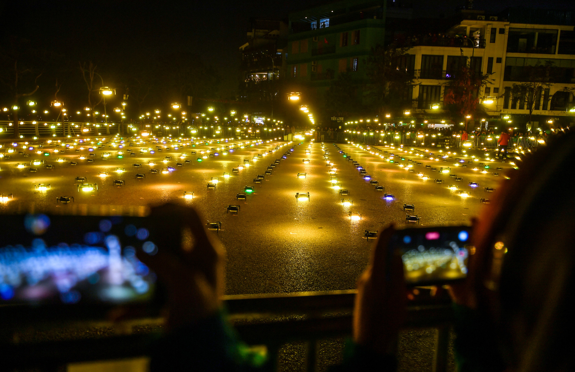 [Ảnh] Người dân Thủ đô choáng ngợp trước màn trình diễn ánh sáng nghệ thuật với 2.024 drones light ảnh 2