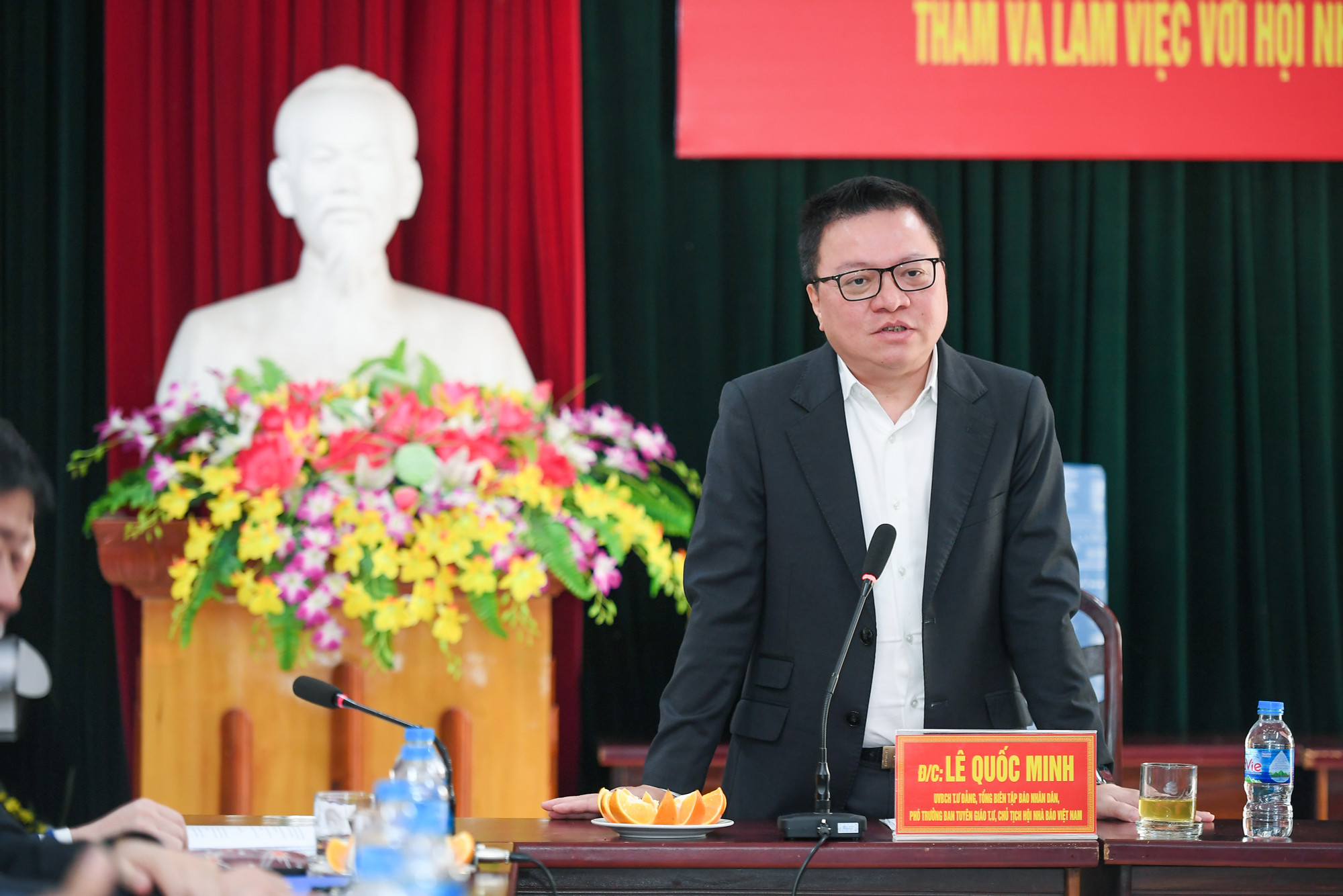 [Ảnh] Đoàn công tác Báo Nhân Dân làm việc với tỉnh Hòa Bình ảnh 6