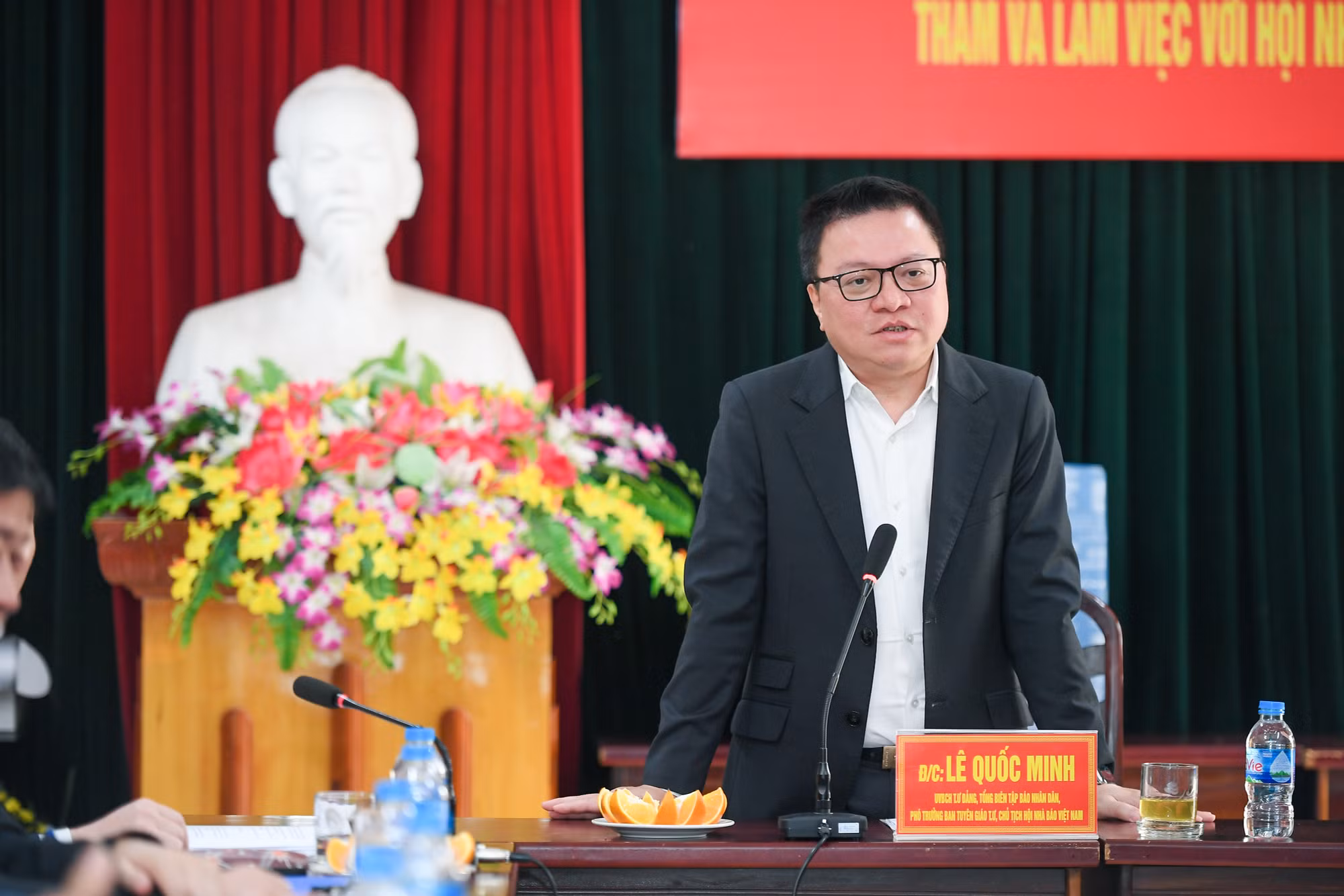 [Ảnh] Đoàn công tác Báo Nhân Dân làm việc với tỉnh Hòa Bình ảnh 6