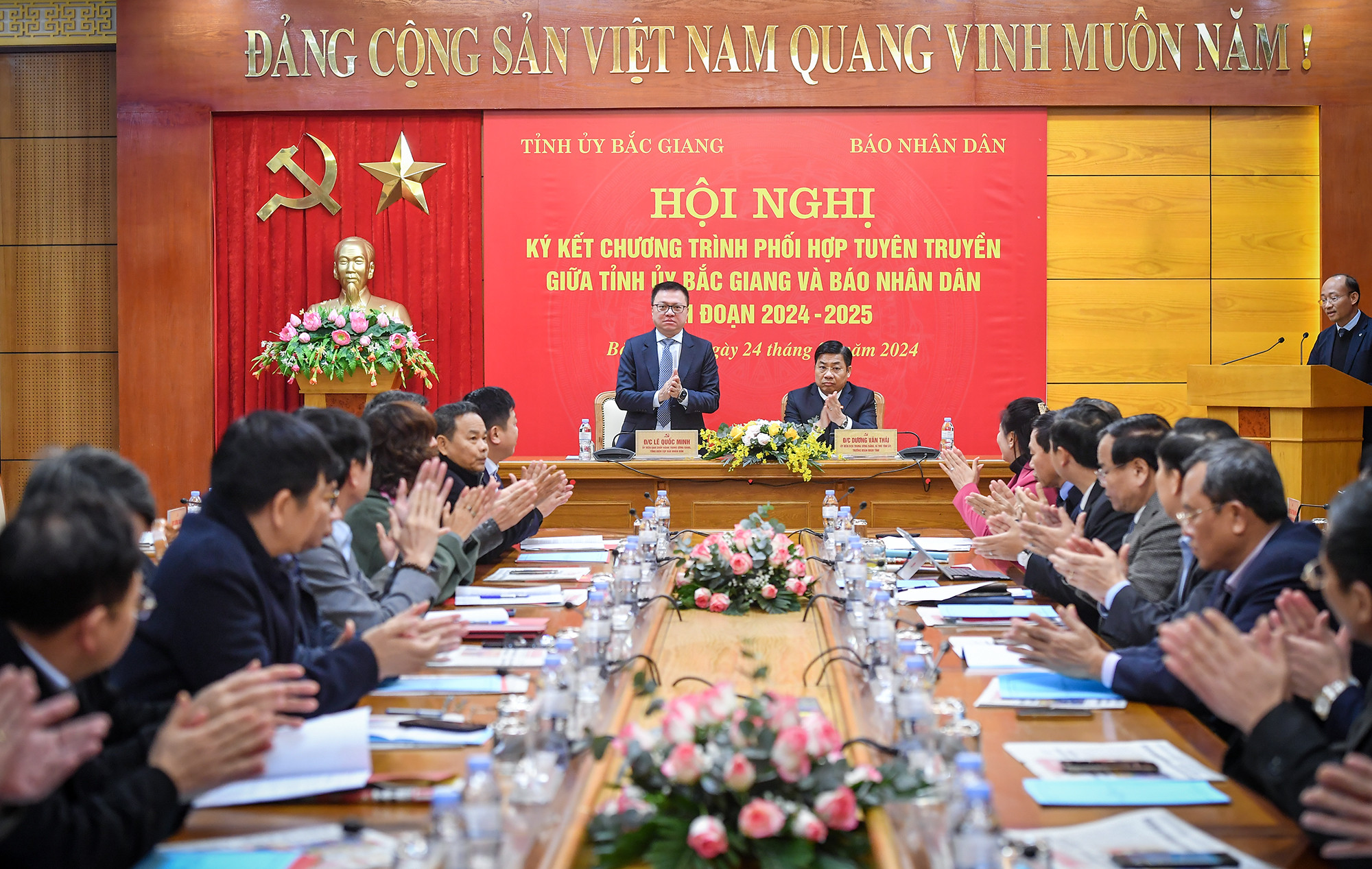 Quang cảnh buổi ký kết Chương trình phối hợp tuyên truyền giai đoạn 2023-2025 giữa Báo Nhân Dân và Tỉnh ủy Bắc Giang.