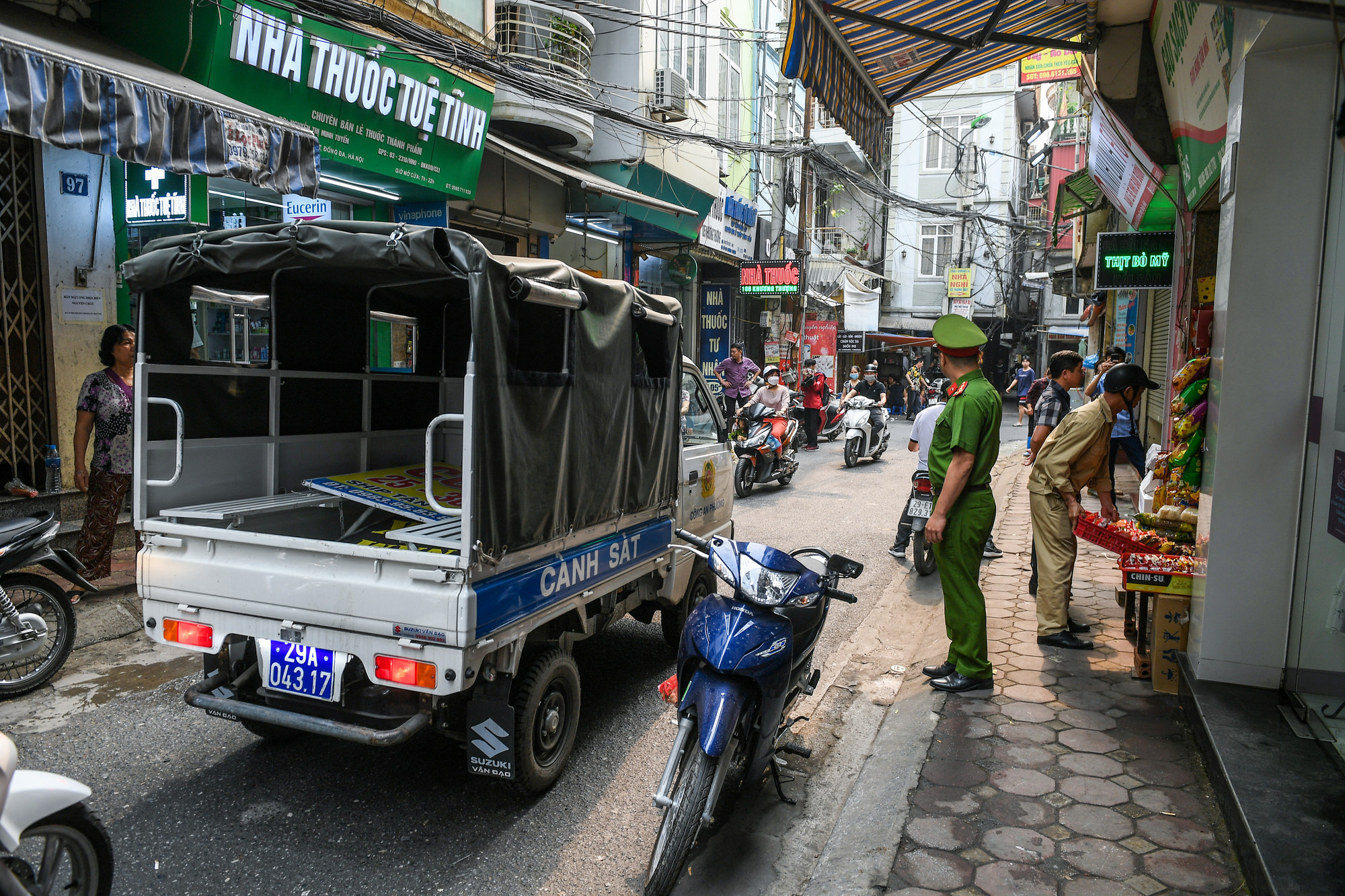 Cùng thời điểm này, tổ công tác của phường Ngã Tư Sở cũng đồng loạt ra quân để giành lại vỉa hè cho người đi bộ. Việc phối hợp thực hiện theo mô hình "liên phường" đã khiến cho tình trạng vi phạm tại các khu vực giáp ranh giảm mạnh. Cùng thời điểm này, tổ công tác của phường Ngã Tư Sở cũng đồng loạt ra quân để giành lại vỉa hè cho người đi bộ. Việc phối hợp thực hiện theo mô hình "liên phường" đã khiến cho tình trạng vi phạm tại các khu vực giáp ranh giảm mạnh.