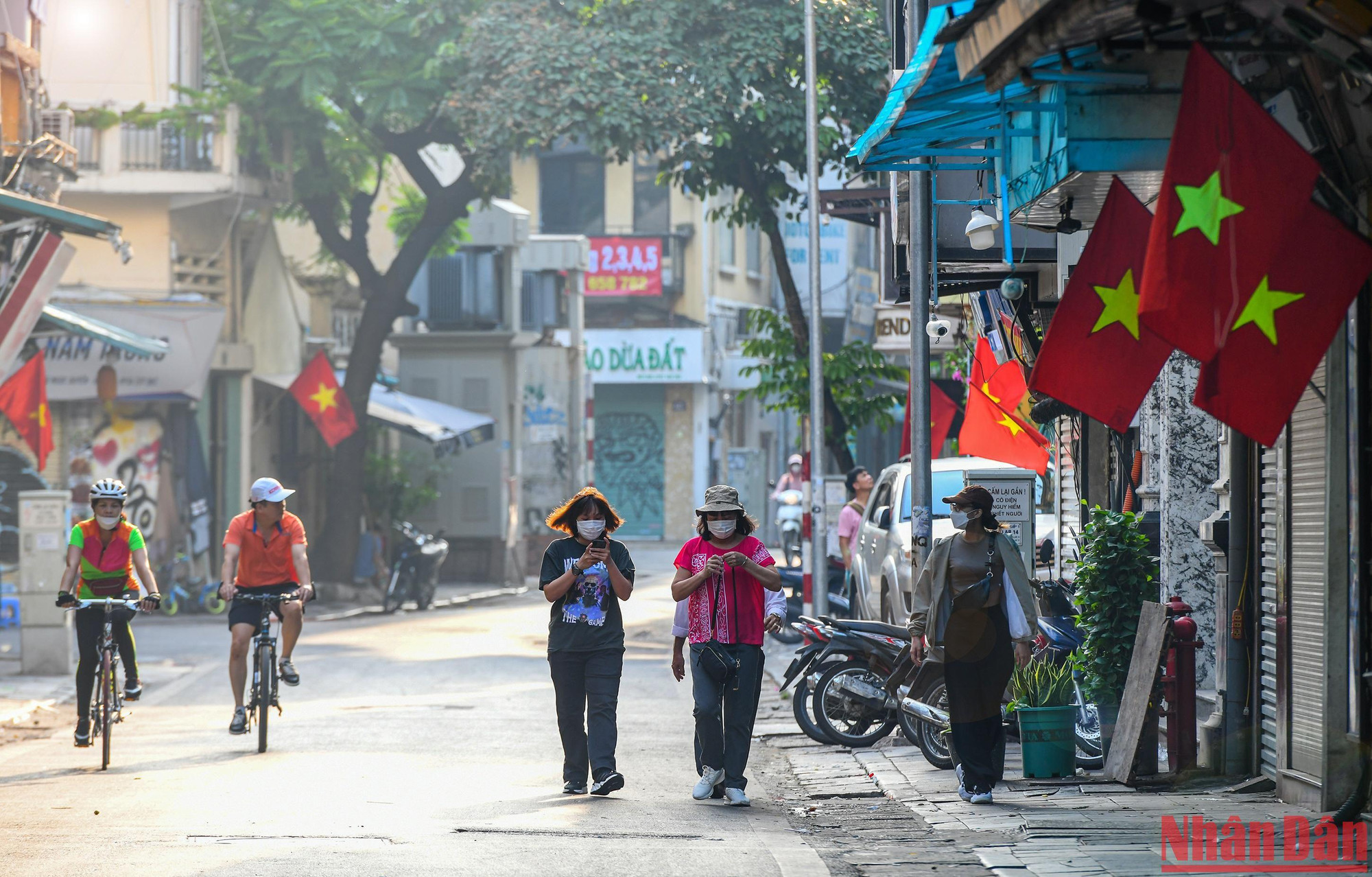 Nhiều người dân Thủ đô chọn đón Tết Độc Lập bằng cách dậy sớm tản phố, hay tập thể dục hưởng bầu không khí trong lành, vắng vẻ hơn so với mọi ngày.