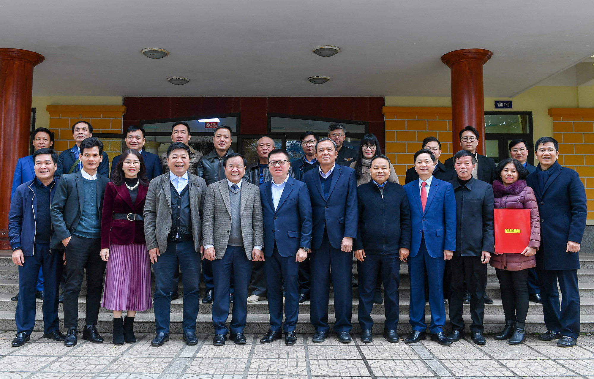 Đoàn công tác Báo Nhân Dân và các cơ quan báo chí Bắc Giang chụp ảnh lưu niệm.