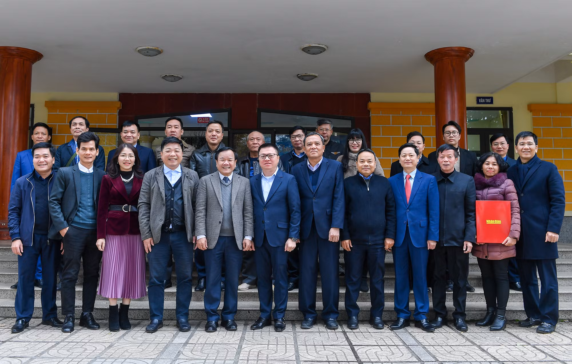 Đoàn công tác Báo Nhân Dân và các cơ quan báo chí Bắc Giang chụp ảnh lưu niệm.