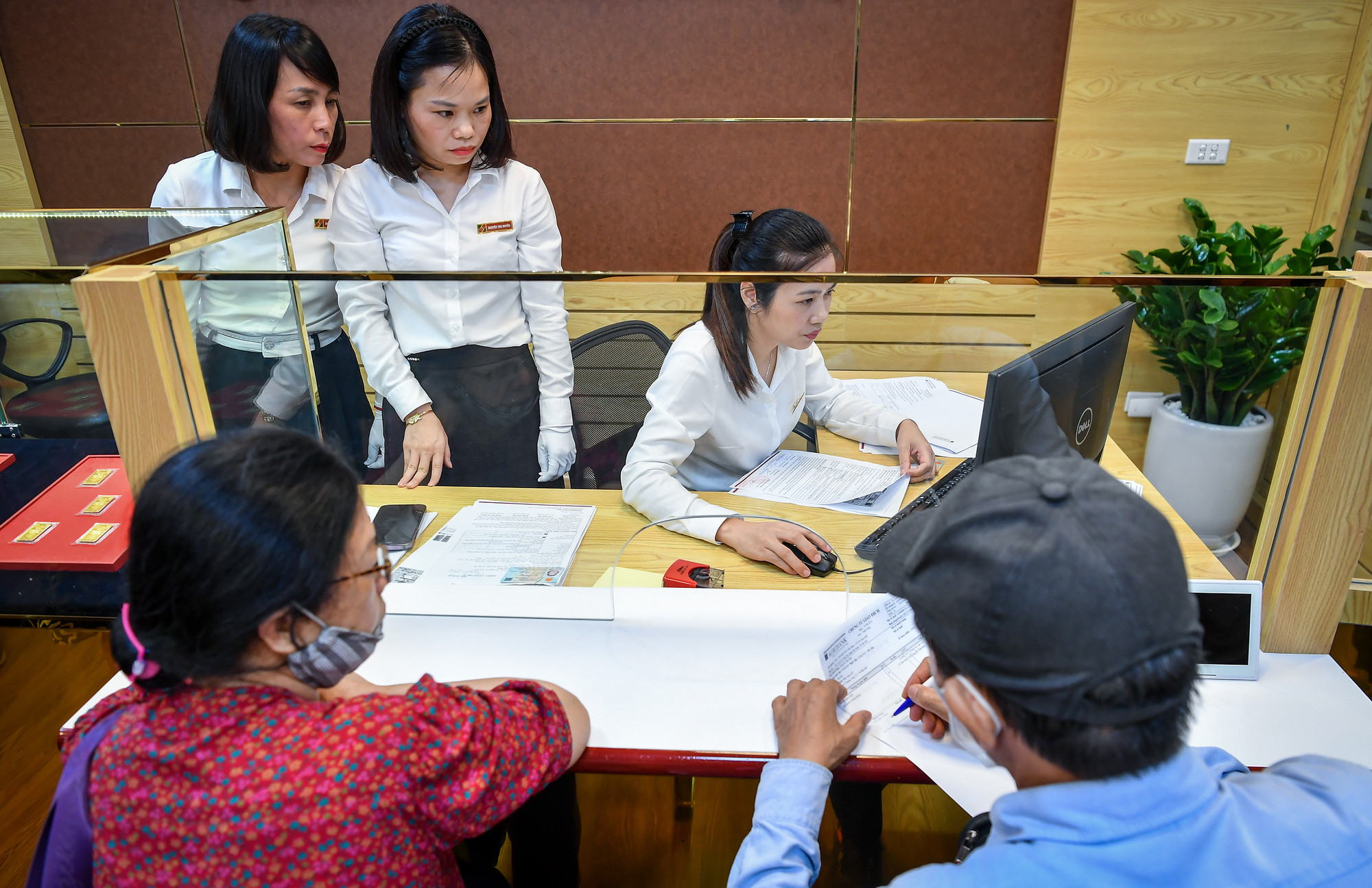 Phó Thống đốc Ngân hàng Nhà nước Việt Nam Phạm Quang Dũng chia sẻ: Ngân hàng Nhà nước Việt Nam sẽ thực hiện bán vàng trực tiếp cho 4 ngân hàng thương mại Nhà nước để các ngân hàng này bán vàng trực tiếp tới người dân. Mục tiêu là sớm thu hẹp chênh lệch giữa giá vàng ở trong nước và thế giới về mức phù hợp và bền vững.