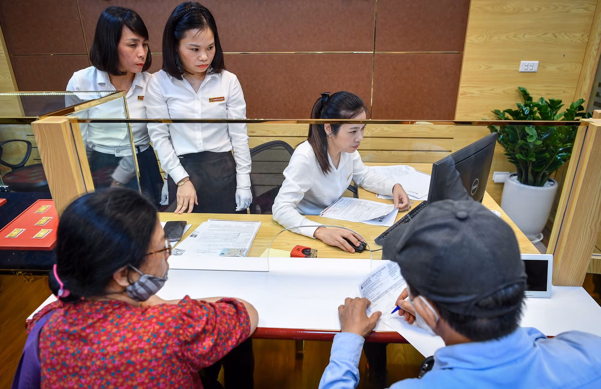 Phó Thống đốc Ngân hàng Nhà nước Việt Nam Phạm Quang Dũng chia sẻ: Ngân hàng Nhà nước Việt Nam sẽ thực hiện bán vàng trực tiếp cho 4 ngân hàng thương mại Nhà nước để các ngân hàng này bán vàng trực tiếp tới người dân. Mục tiêu là sớm thu hẹp chênh lệch giữa giá vàng ở trong nước và thế giới về mức phù hợp và bền vững.