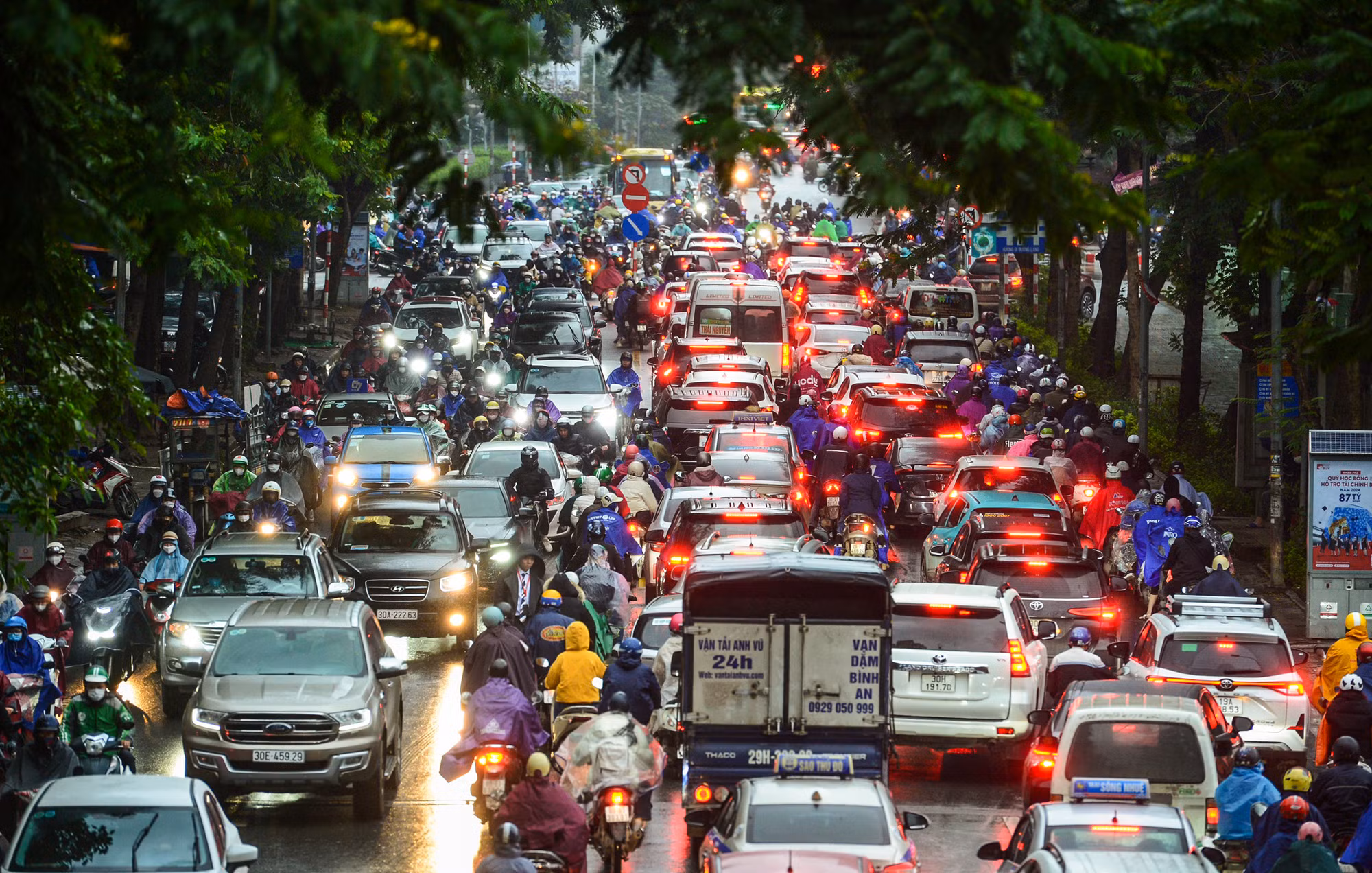 [Ảnh] Hà Nội 12 độ C, người dân chật vật đi làm trong mưa lạnh ảnh 5