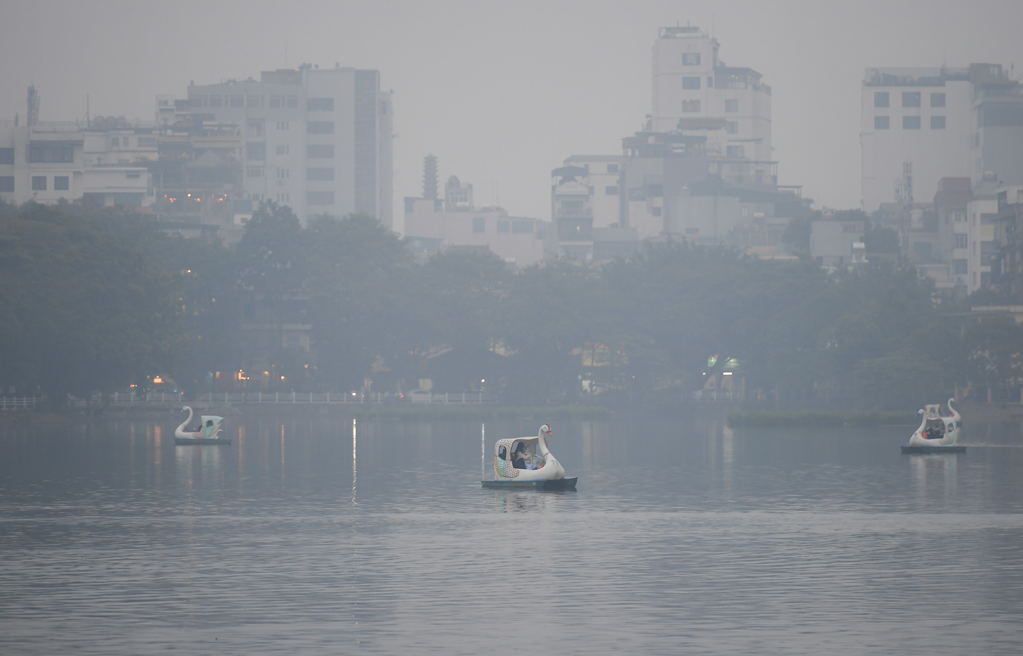 [Ảnh] Thành phố Hà Nội mù sương do ô nhiễm không khí ngày cuối năm ảnh 10