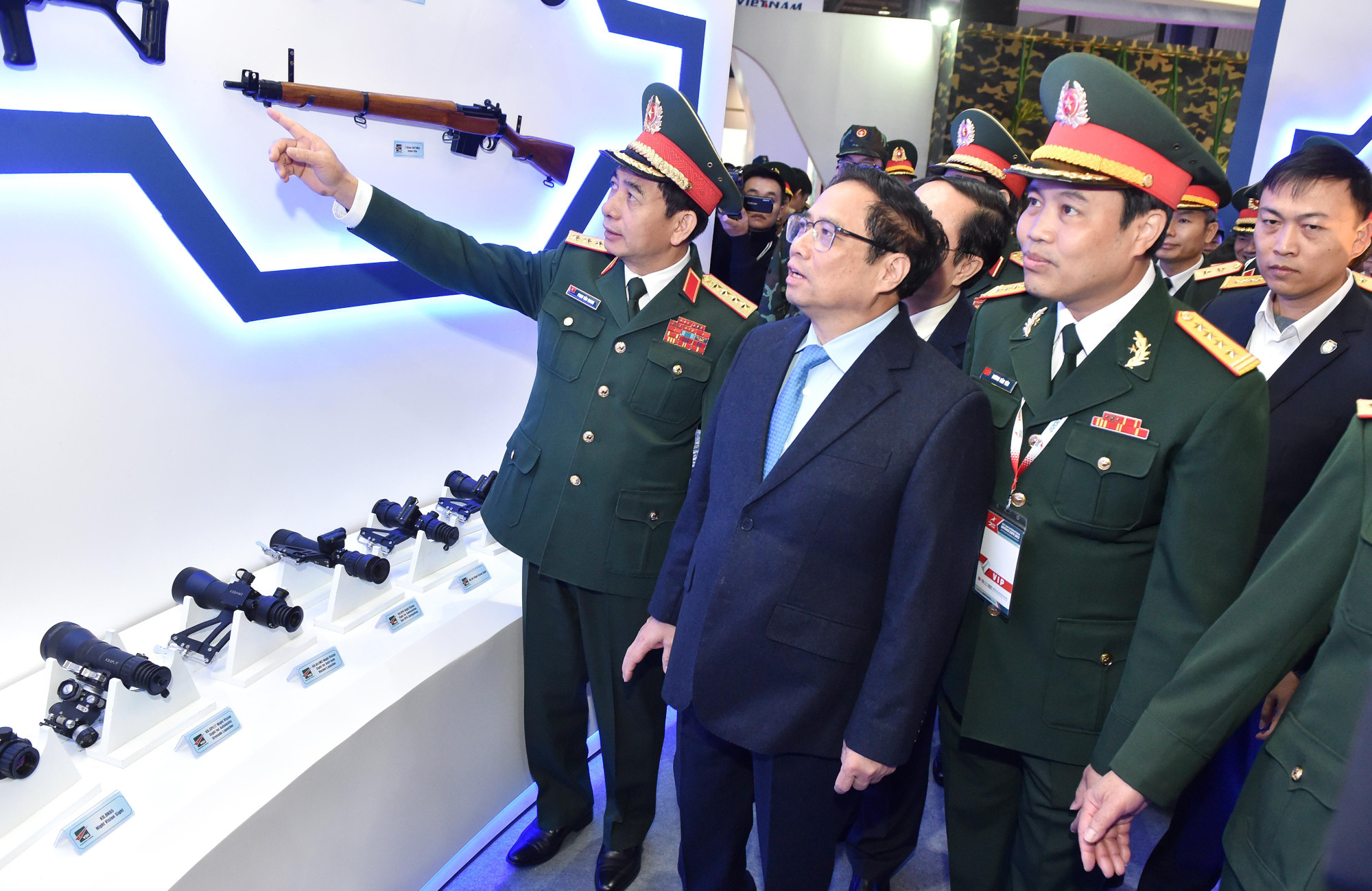 Thủ tướng Chính phủ Phạm Minh Chính và Đại tướng Phan Văn Giang cùng các đại biểu tham quan các gian hàng trưng bày các phương tiện chiến đấu, giải pháp công nghệ, vũ khí...