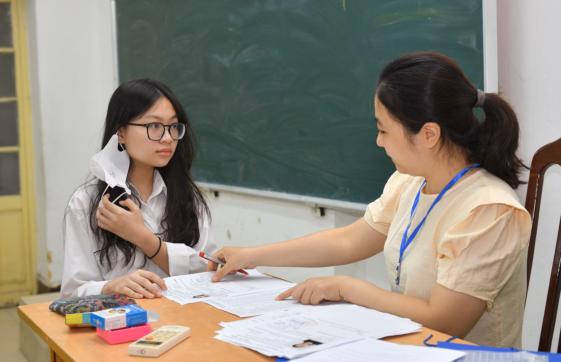 [Ảnh] Học sinh Hà Nội làm thủ tục dự thi tuyển sinh vào lớp 10 ảnh 6