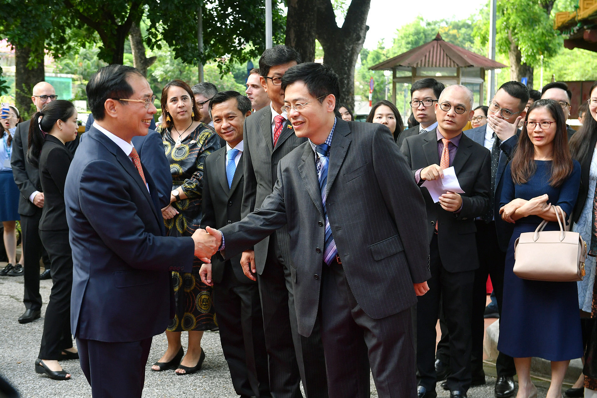 Bộ trưởng Ngoại giao Bùi Thanh Sơn chủ trì Lễ Thượng cờ ASEAN 2023; đến dự buổi lễ có các Đại sứ, đại diện Đại sứ quán các nước ASEAN và các nước đối tác của ASEAN tại Hà Nội, đại diện Bộ Công thương, Bộ Lao động-Thương binh và Xã hội, Ủy ban nhân dân thành phố Hà Nội. (Ảnh: THÀNH ĐẠT)