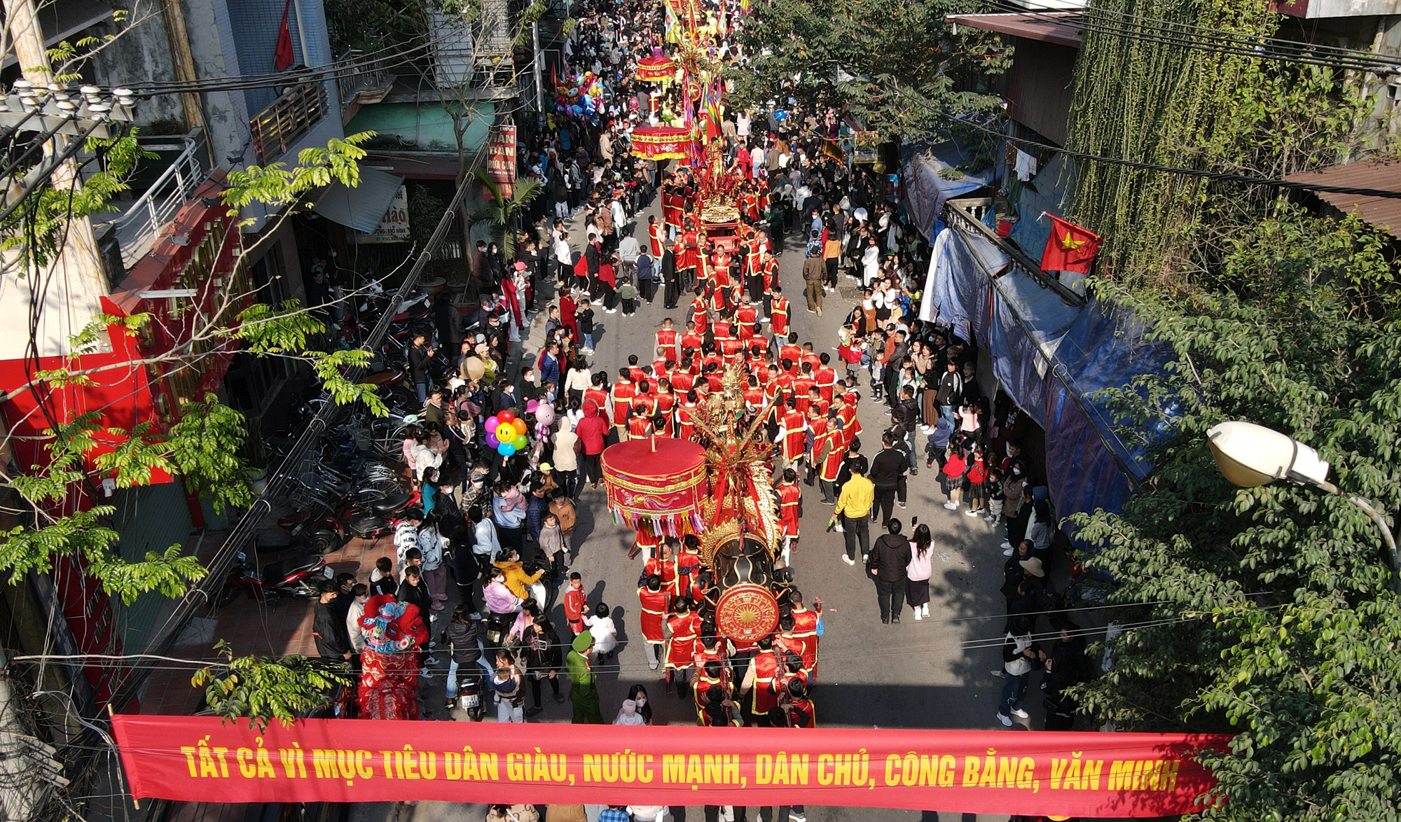 Đúng 9 giờ, hai quả pháo được rước quanh làng. Xưa kia, làng Đồng Kỵ có hội thi làm pháo, đốt pháo để tưởng nhớ ngày Thánh Thiên Cương ra lệnh xuất quân đánh giặc (vị tướng sau này được dân tôn thờ làm Thành hoàng làng).