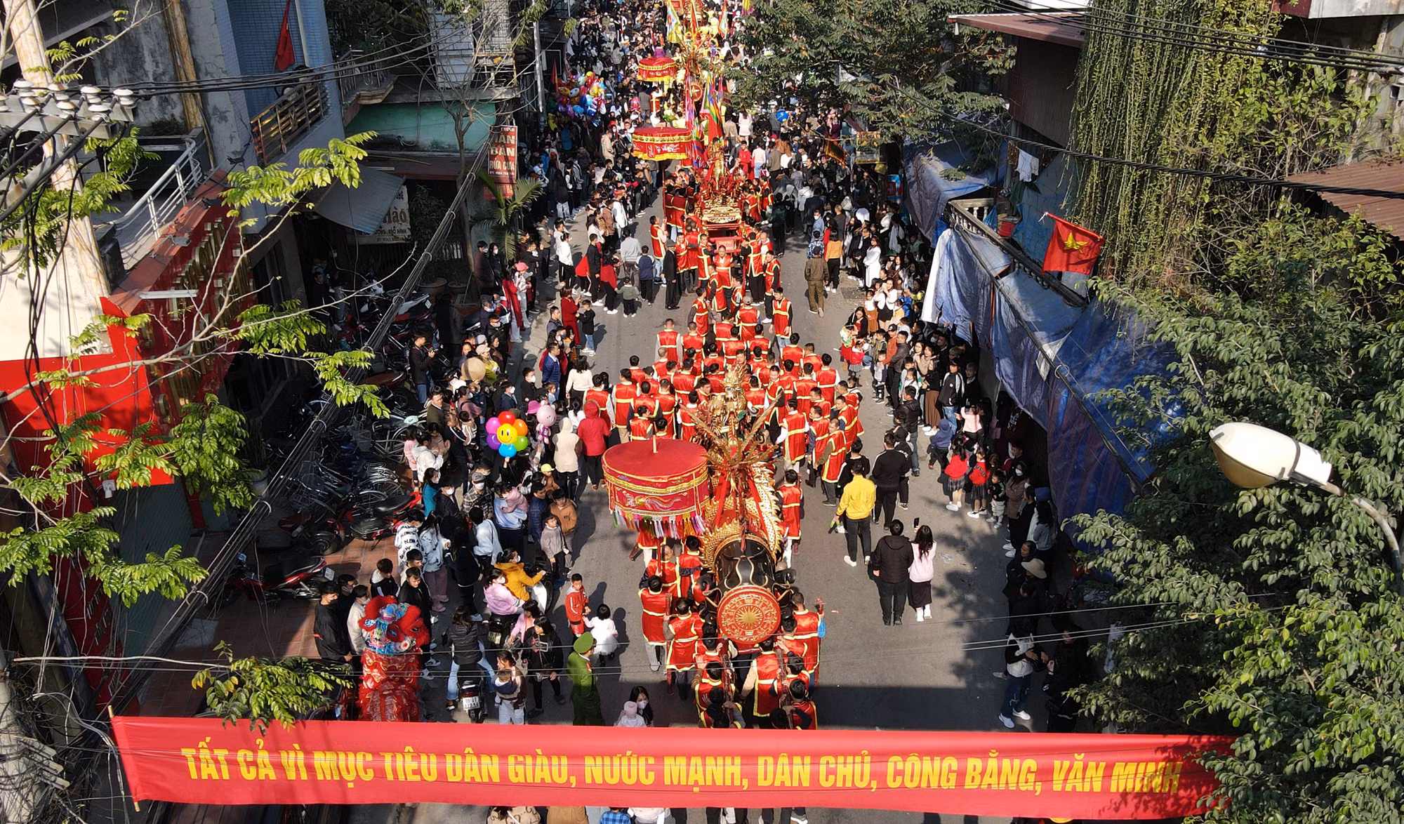 Đúng 9 giờ, hai quả pháo được rước quanh làng. Xưa kia, làng Đồng Kỵ có hội thi làm pháo, đốt pháo để tưởng nhớ ngày Thánh Thiên Cương ra lệnh xuất quân đánh giặc (vị tướng sau này được dân tôn thờ làm Thành hoàng làng).