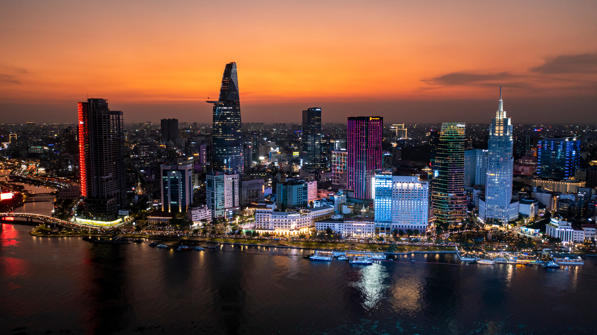 Thành phố Hồ Chí Minh đổi thay mạnh mẽ với các công trình kiến trúc hiện đại, mang tầm thế kỷ bên sông Sài Gòn.