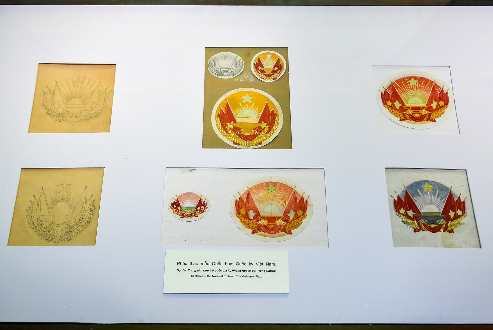 Một số phác thảo mẫu Quốc huy về Quốc kỳ Việt Nam.