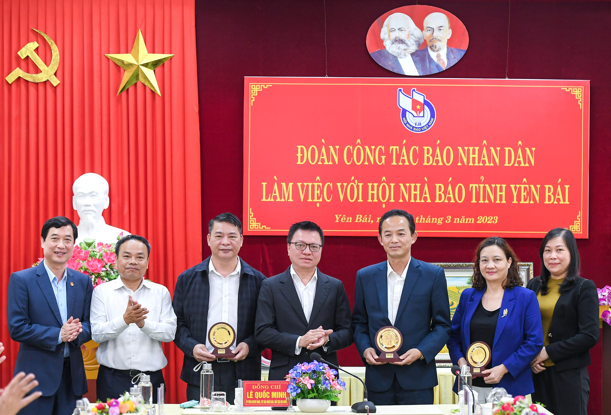 Nhân dịp này, Đoàn công tác Báo Nhân Dân tặng biểu trưng cây đa Báo Nhân Dân cho Hội Nhà báo tỉnh Yên Bái và các cơ quan báo chí.
