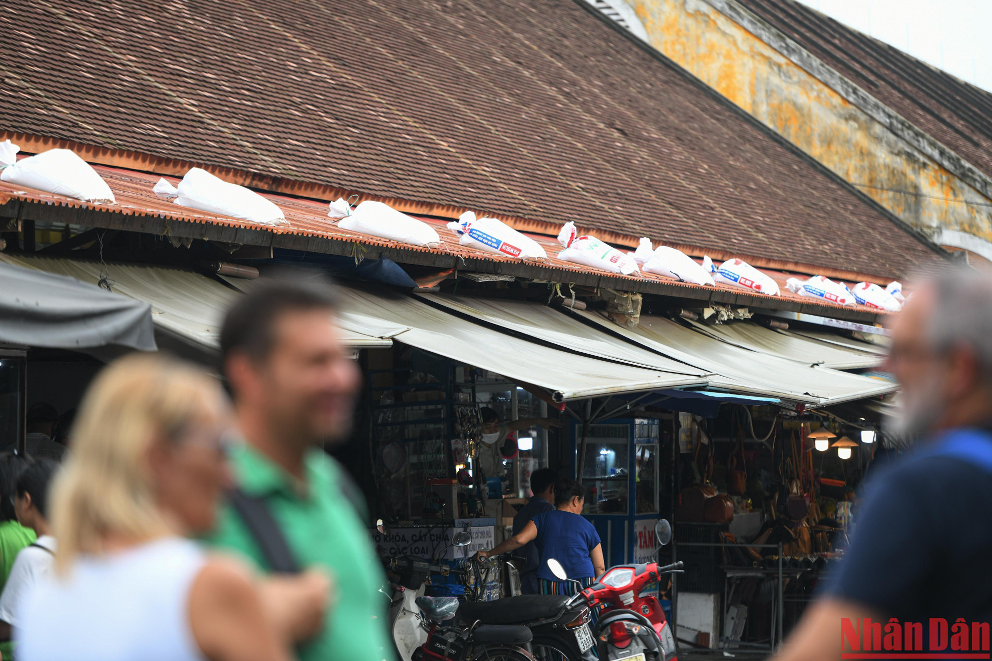 Từ chiều 26/9, thành phố Hội An đã vận động người dân chủ động chằng chống nhà cửa, công trình, cơ sở du lịch đảm bảo an toàn trước khi bão đổ bộ.