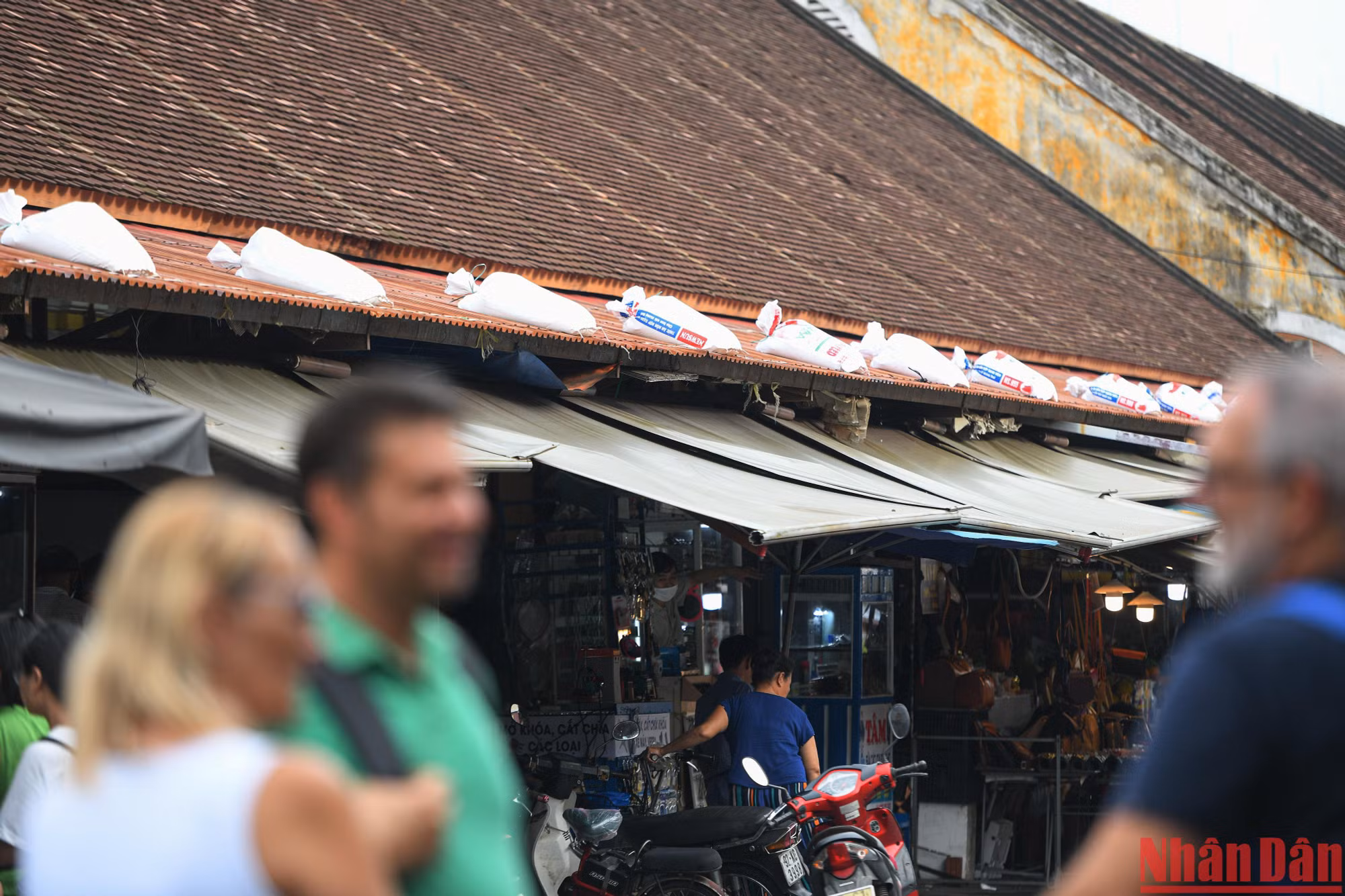 Từ chiều 26/9, thành phố Hội An đã vận động người dân chủ động chằng chống nhà cửa, công trình, cơ sở du lịch đảm bảo an toàn trước khi bão đổ bộ.