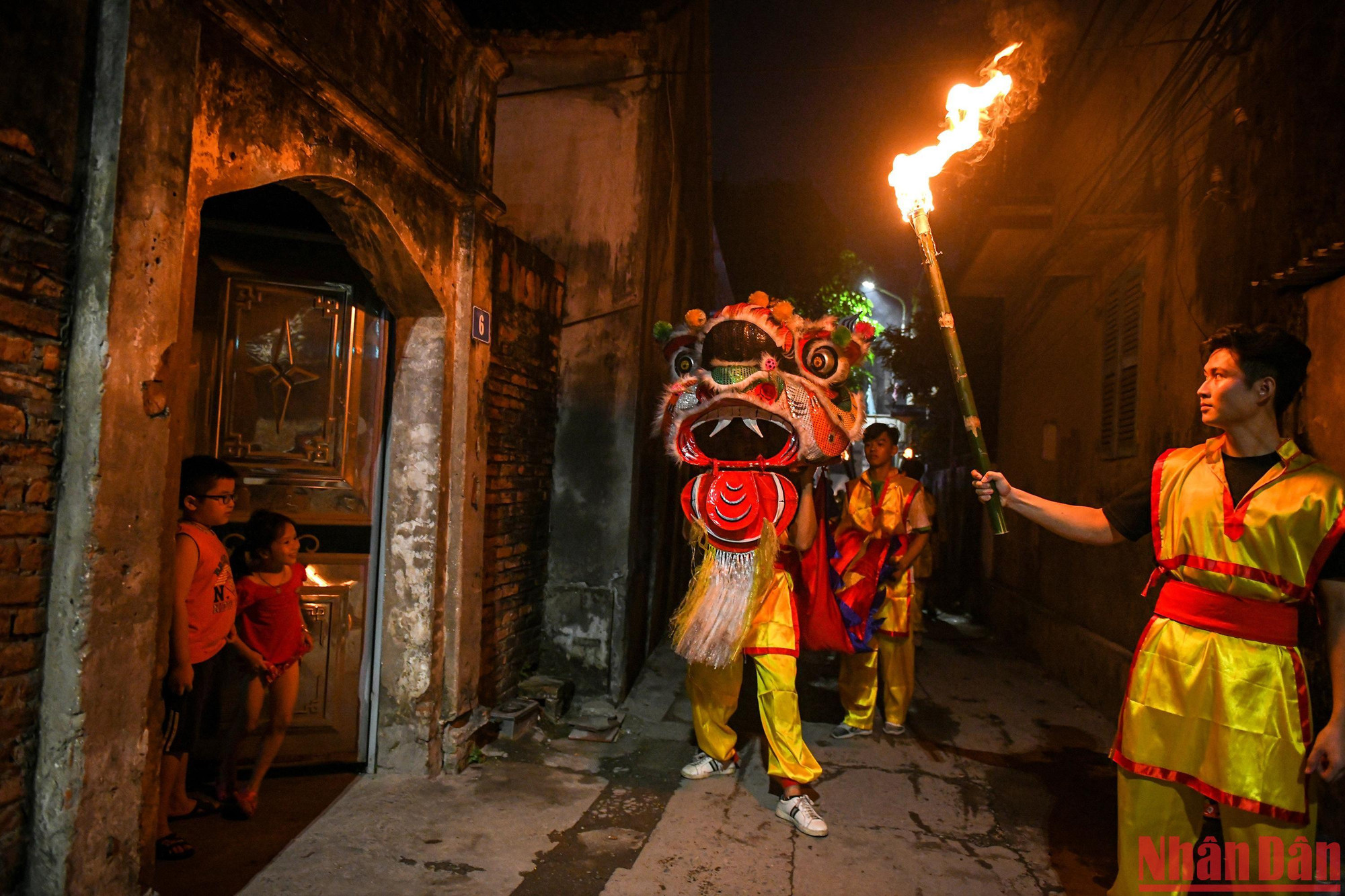 Kết thúc màn múa lân, thổi lửa tại Nhà văn hóa, cả đội múa lân sẽ đi diễu và múa lân quanh thôn. Kết thúc màn múa lân, thổi lửa tại Nhà văn hóa, cả đội múa lân sẽ đi diễu và múa lân quanh thôn.