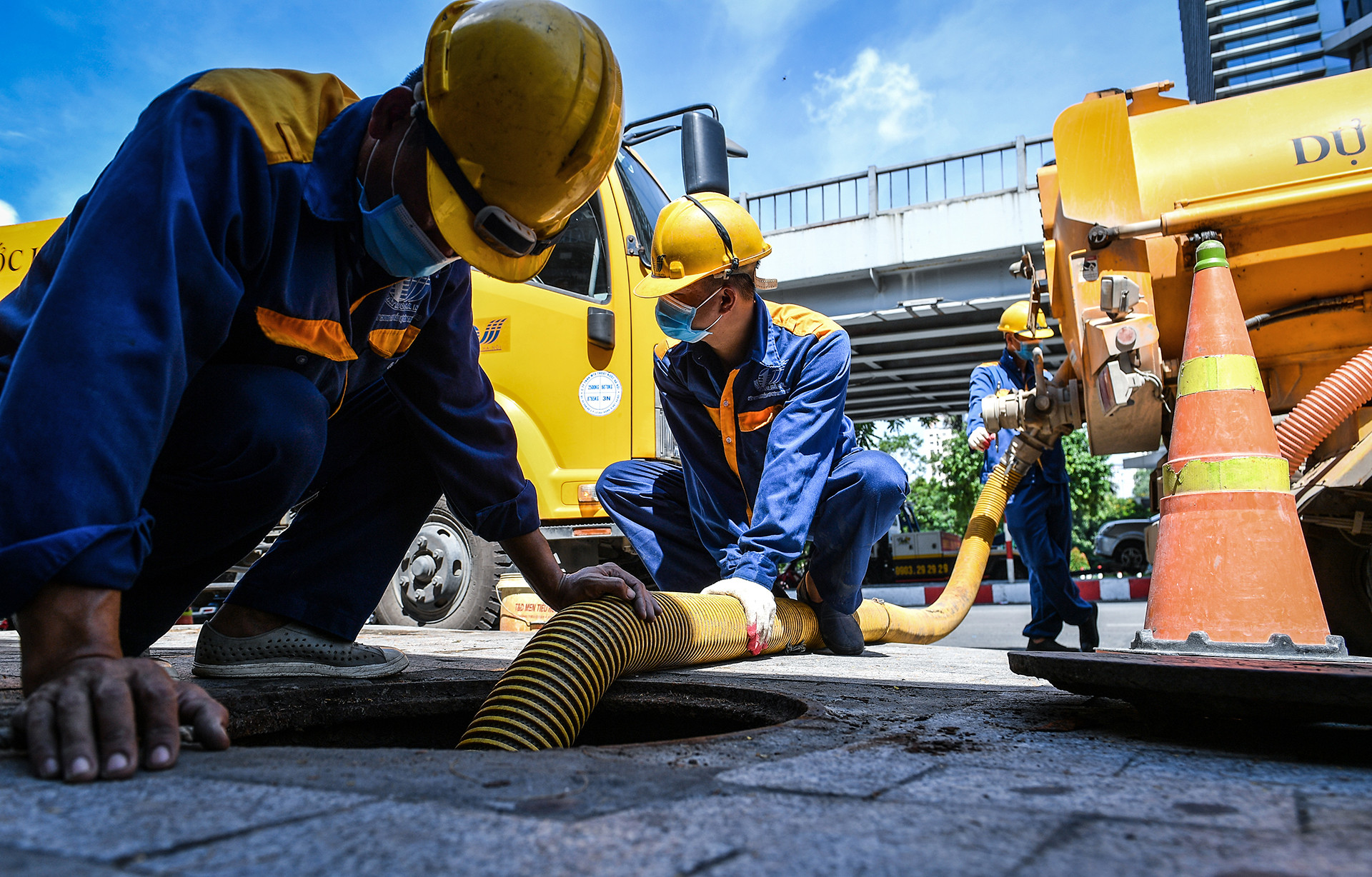 [Ảnh] Một ngày "đội nắng, hút bùn" của công nhân vệ sinh cống ngầm Hà Nội ảnh 2