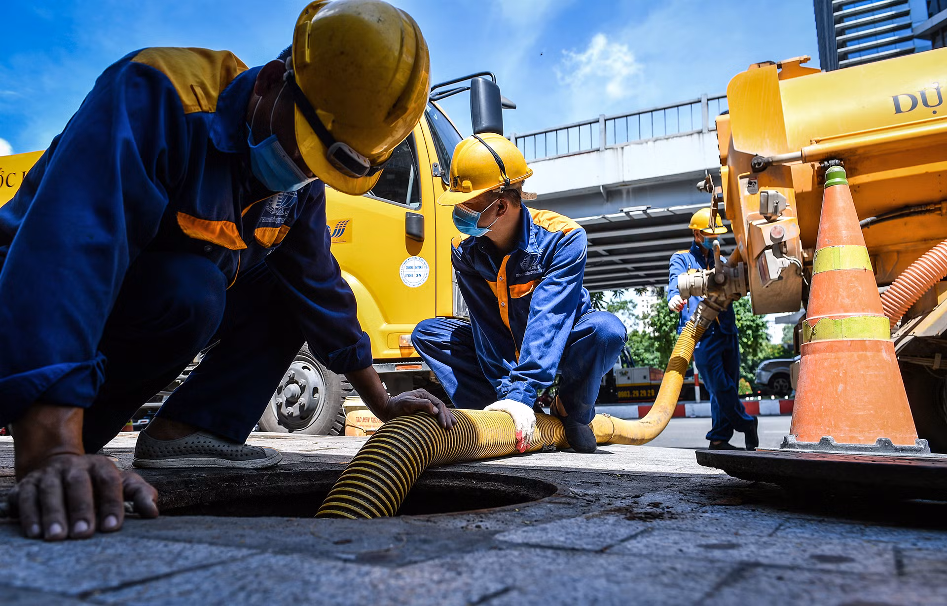 [Ảnh] Một ngày "đội nắng, hút bùn" của công nhân vệ sinh cống ngầm Hà Nội ảnh 2