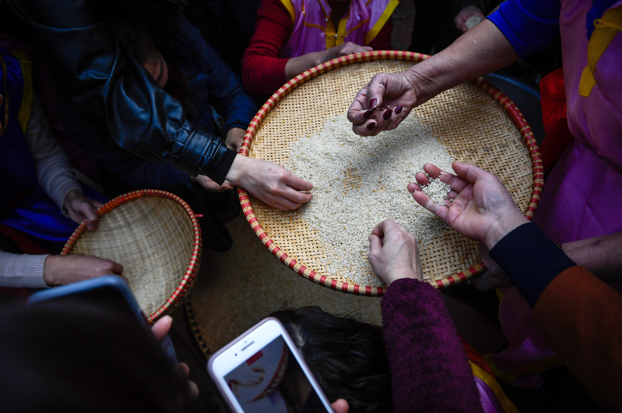 Những người phụ nữ khéo tay sẽ sàng sảy trấu để loại bỏ hạt thóc và sạn, cùng làm cho gạo trắng ra để đem đi nấu cơm.