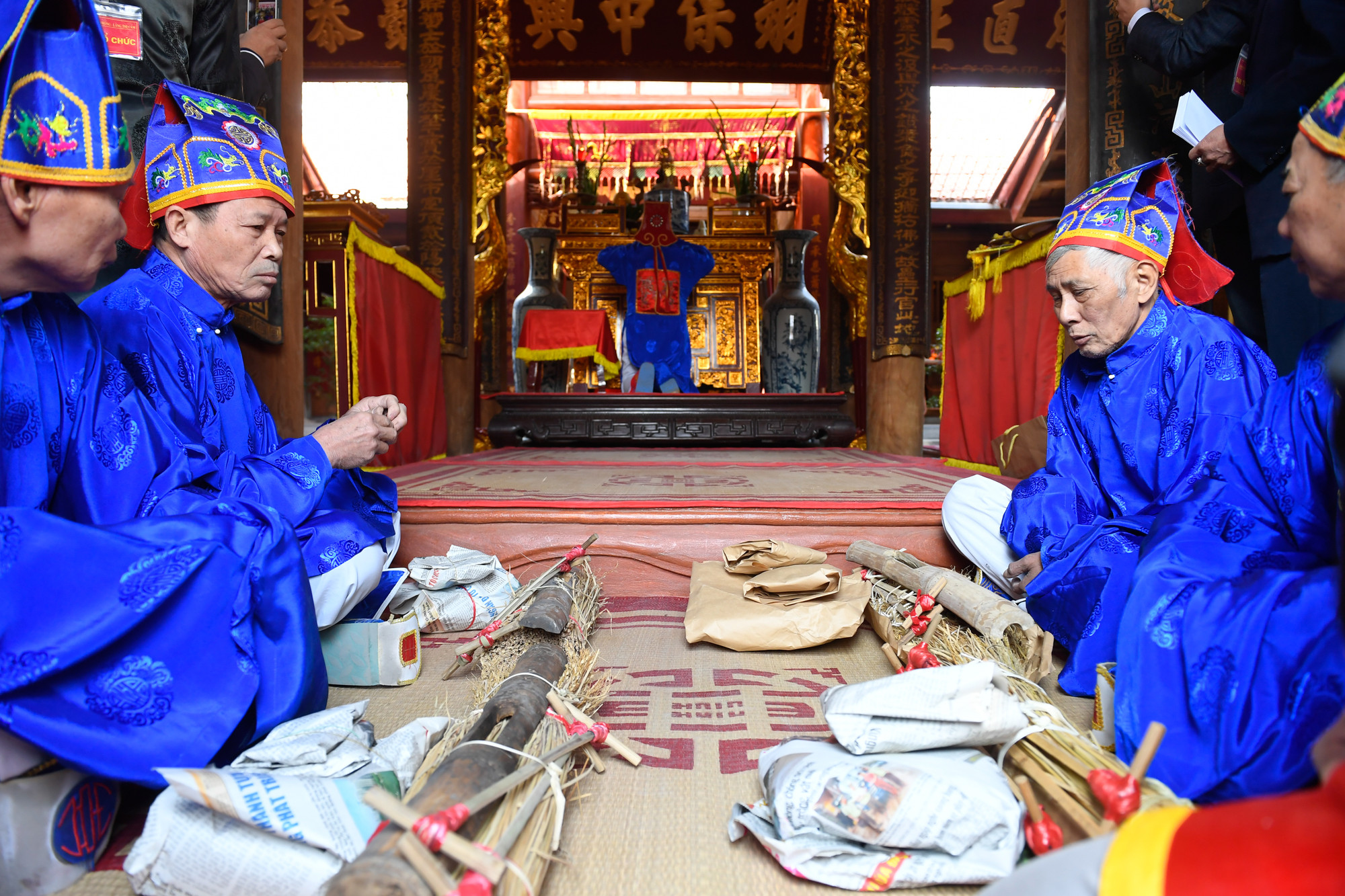 Đây là một phong tục độc đáo của làng mỗi dịp xuân về, để cầu chúc cho dân làng một năm mới ấm no, hạnh phúc, mọi nhà bình yên.