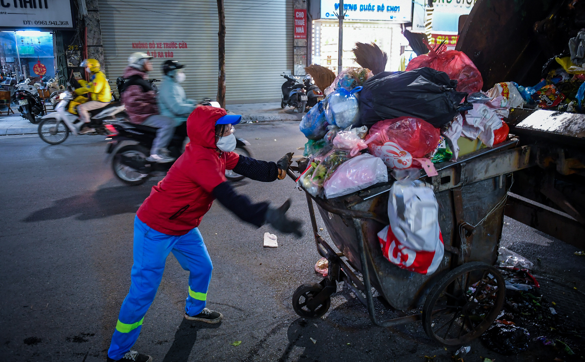 Những chiếc xe rác nặng được thu gom và chuyển đi. Những chiếc xe rác nặng được thu gom và chuyển đi.