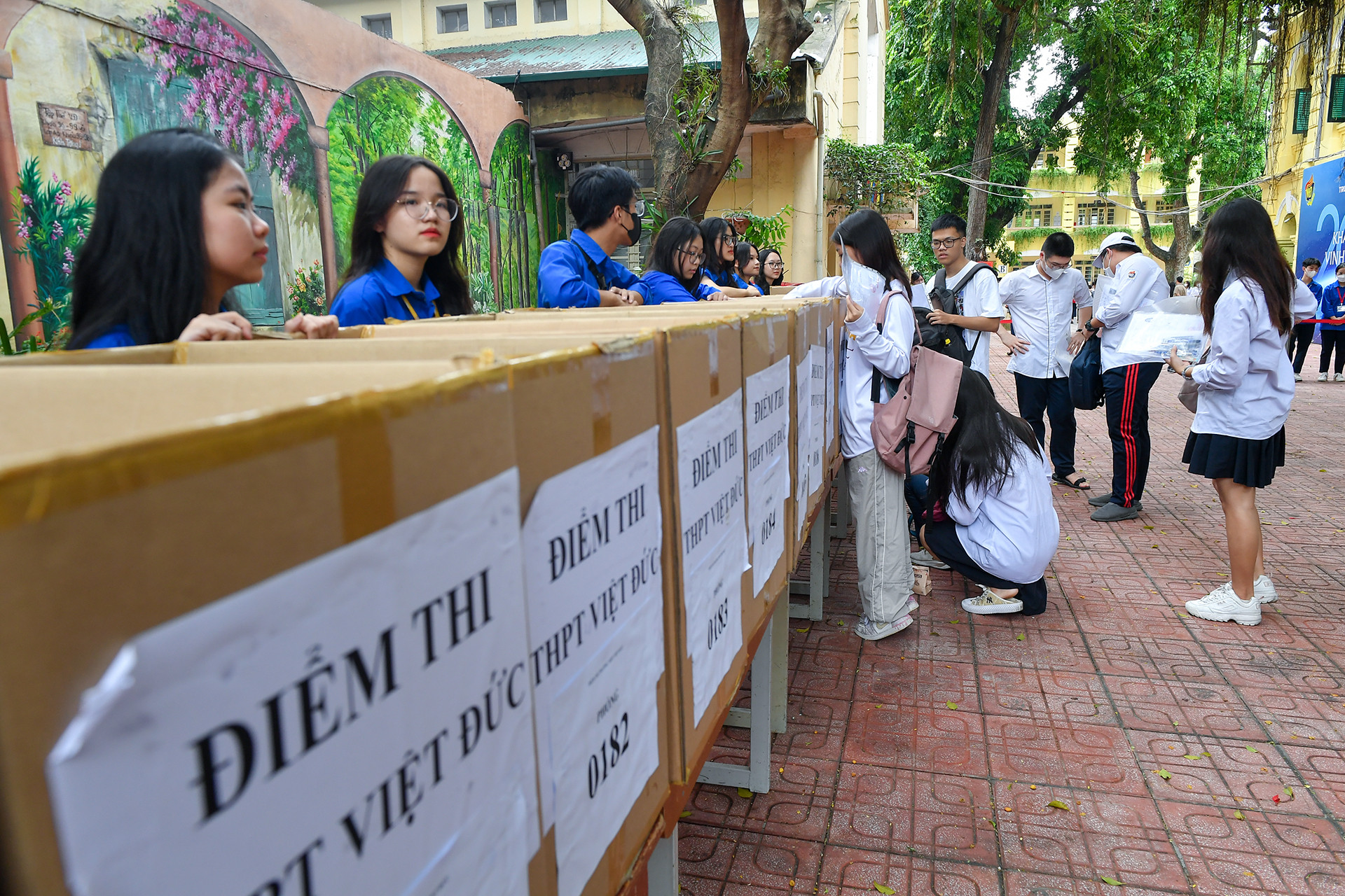 [Ảnh] Hơn 100 nghìn thí sinh Hà Nội làm thủ tục thi tốt nghiệp THPT ảnh 3