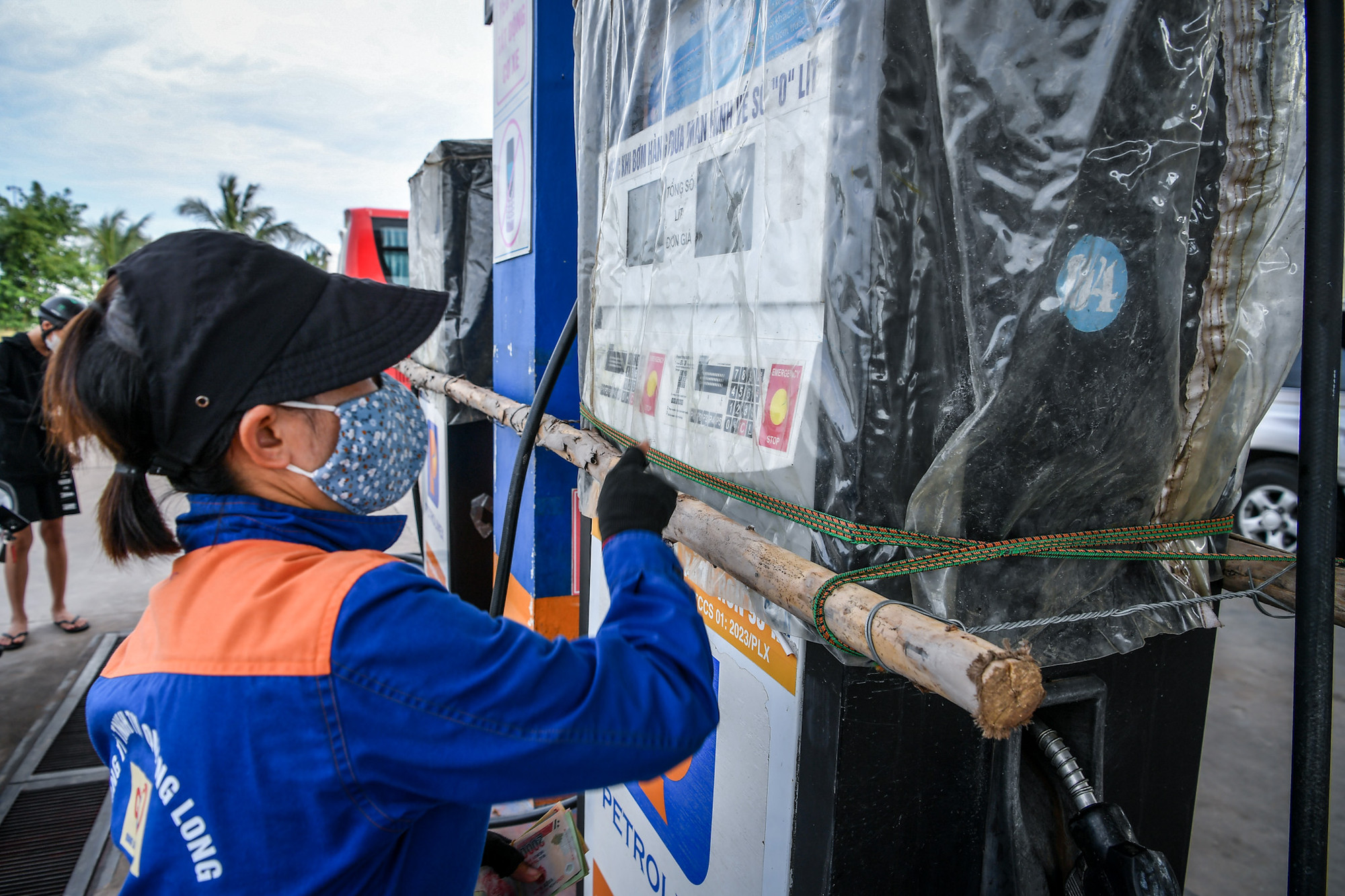 Một cây xăng được gia cố để phòng chống bão số 3 tại thị xã Quảng Yên.