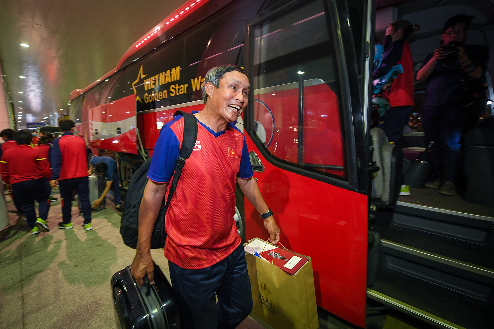 [Ảnh] Tuyển bóng đá nữ Việt Nam về nước dưới sự đón chào nồng nhiệt của cổ động viên ảnh 13