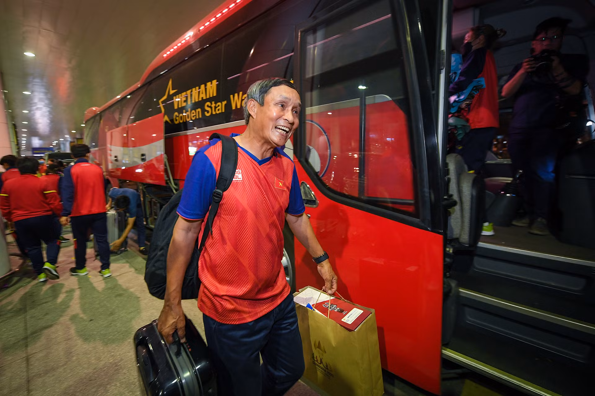 [Ảnh] Tuyển bóng đá nữ Việt Nam về nước dưới sự đón chào nồng nhiệt của cổ động viên ảnh 13