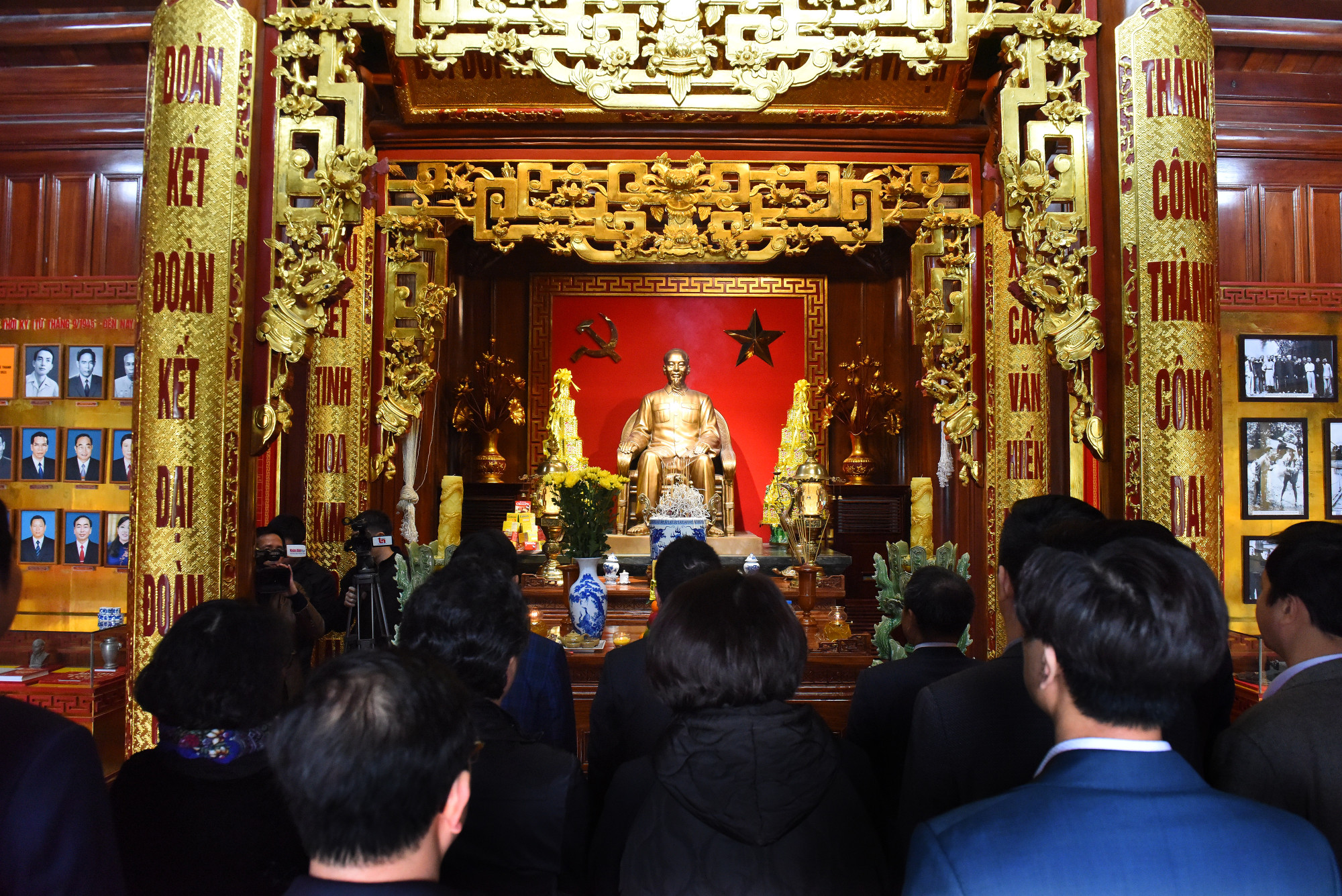 Đoàn công tác dành một phút mặc niệm.