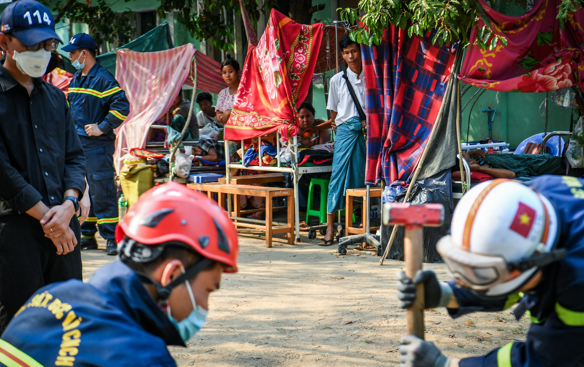 [Ảnh] Đoàn cứu nạn, cứu hộ Việt Nam chia sẻ nỗi mất mát với người dân vùng động đất Myanmar ảnh 3