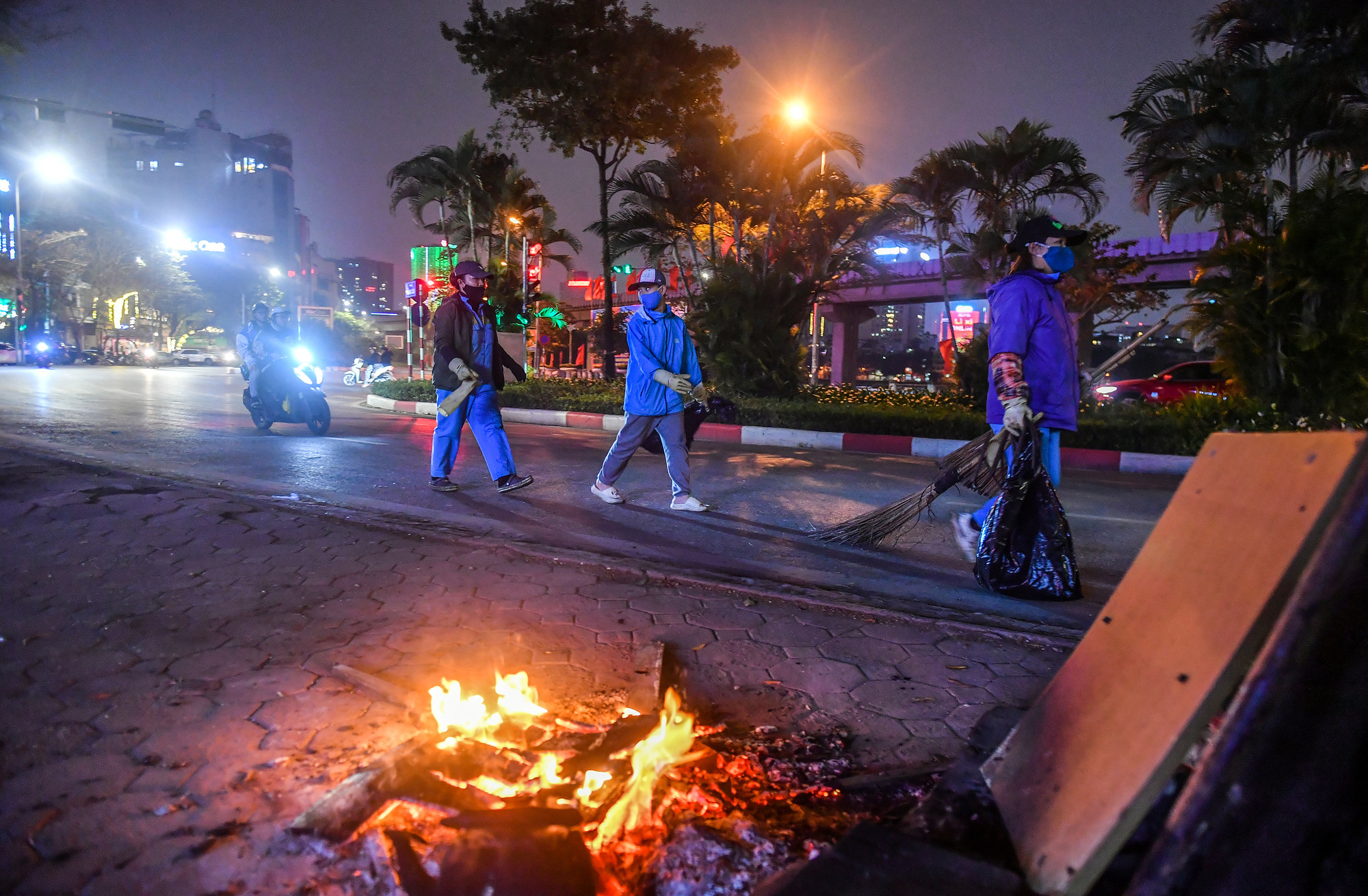 8 giờ tối, nhiệt độ ngoài đường chỉ còn khoảng 13 độ C. Nhưng các công nhân môi trường vẫn cặm cụi làm việc để giữ cho thành phố xanh-sạch-đẹp.