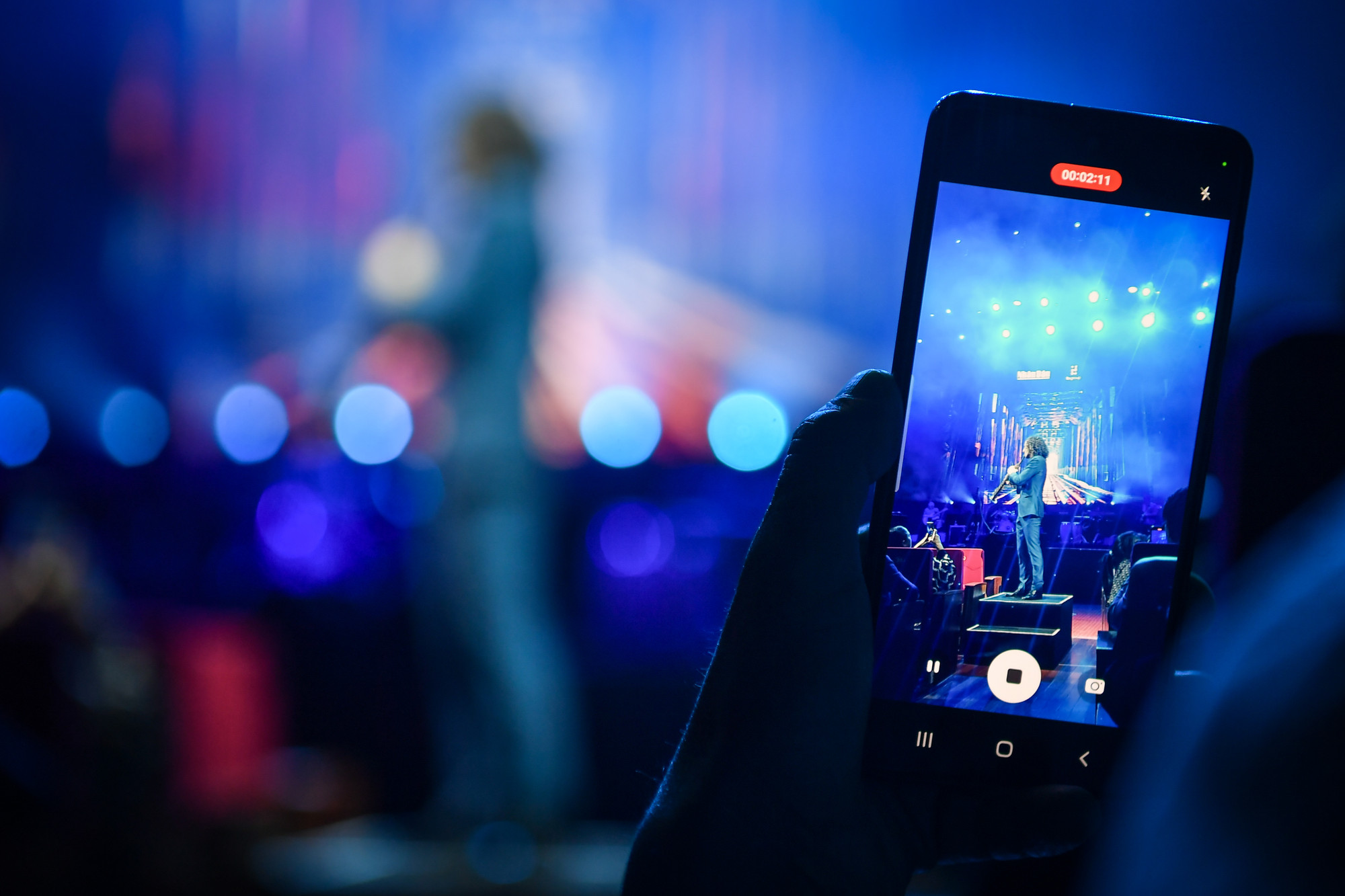 Người hâm mộ Việt Nam không bỏ lỡ cơ hội ghi lại những khoảnh khắc của thần tượng.