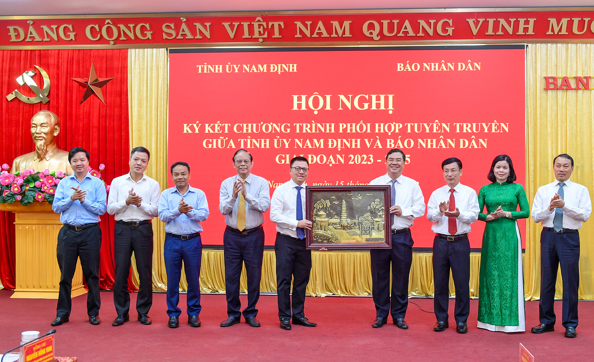 Đồng chí Phạm Gia Túc, Bí thư Tỉnh ủy Nam Định đại diện tỉnh tặng bức tranh tháp Phổ Minh cho Đoàn công tác Báo Nhân Dân. Đồng chí Phạm Gia Túc, Bí thư Tỉnh ủy Nam Định đại diện tỉnh tặng bức tranh tháp Phổ Minh cho Đoàn công tác Báo Nhân Dân.