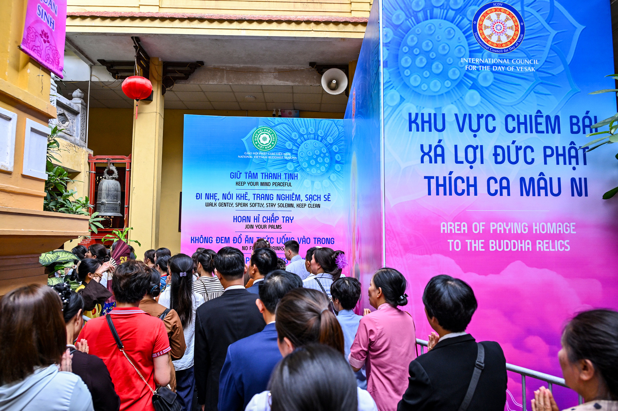 Mặc dù lượng người rất đông nhưng tất cả đều kiên nhẫn xếp hàng ngay ngắn, không chen lấn, tạo nên khung cảnh tôn nghiêm.