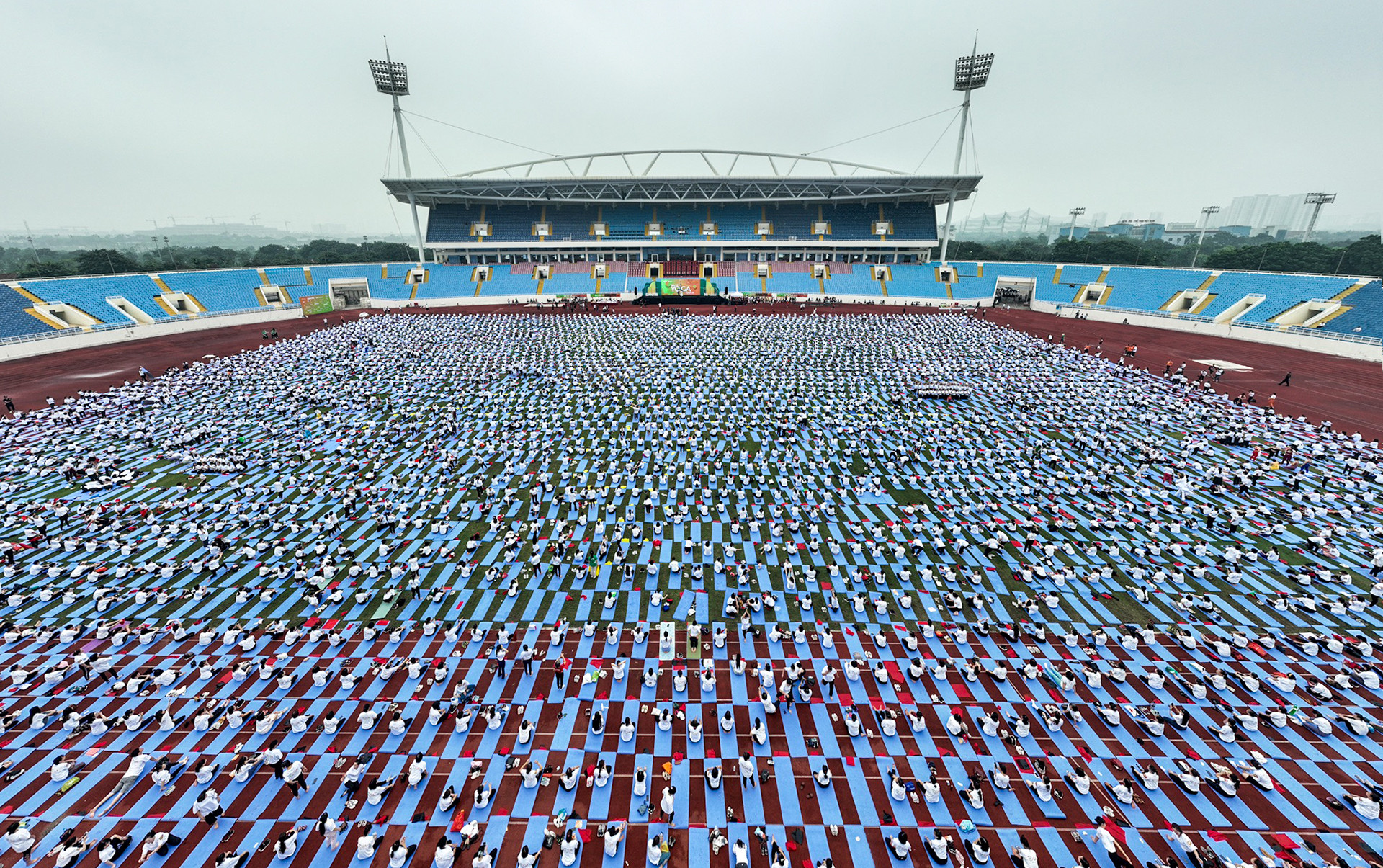[Ảnh] 5.000 người đồng diễn yoga xếp hình lá cờ Tổ quốc, xác lập kỷ lục Việt Nam ảnh 1