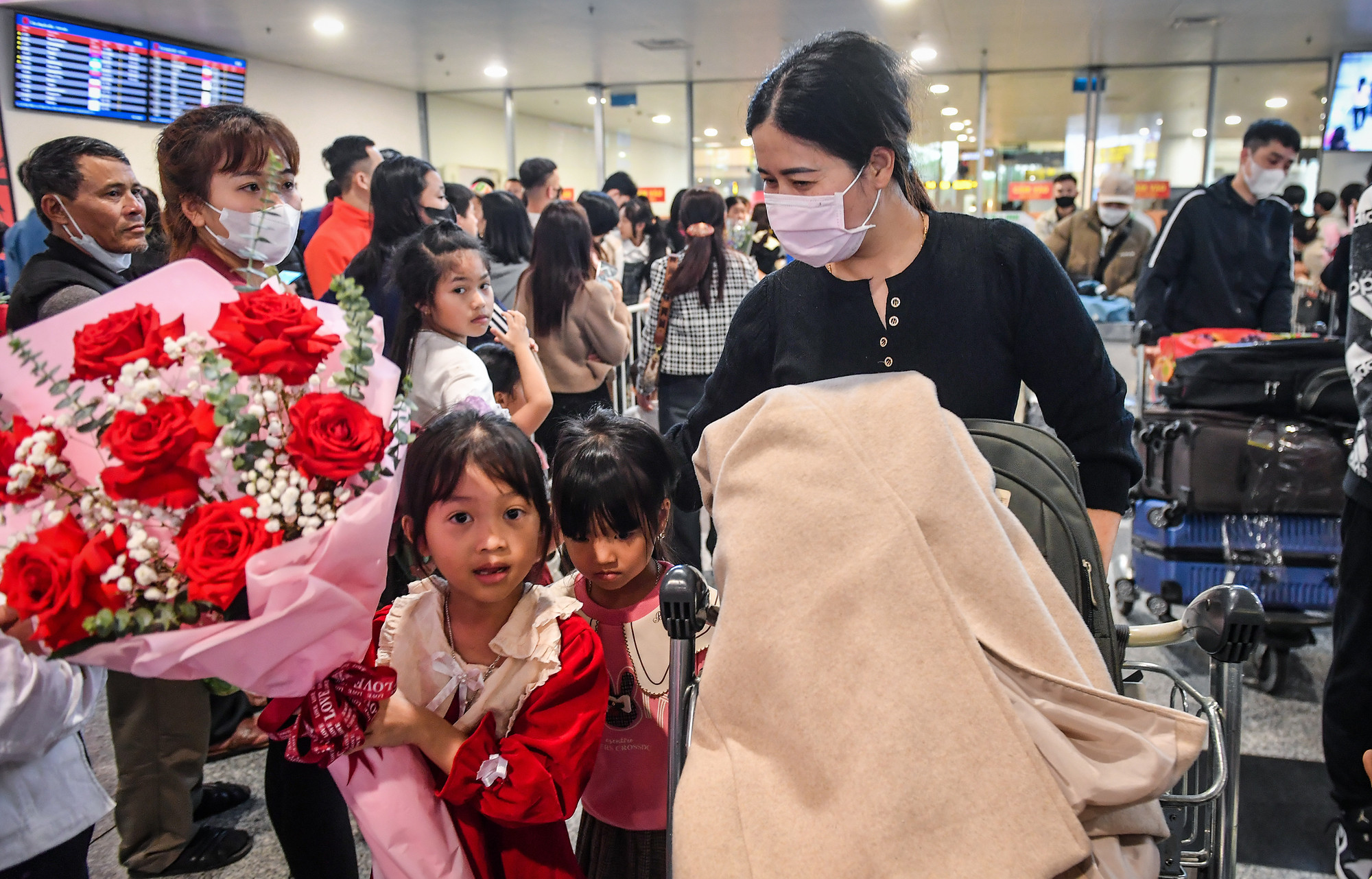 Chị Thủy, 45 tuổi, từ Đài Loan (Trung Quốc) trở về được các con nhỏ đón bằng bó hoa yêu thương.