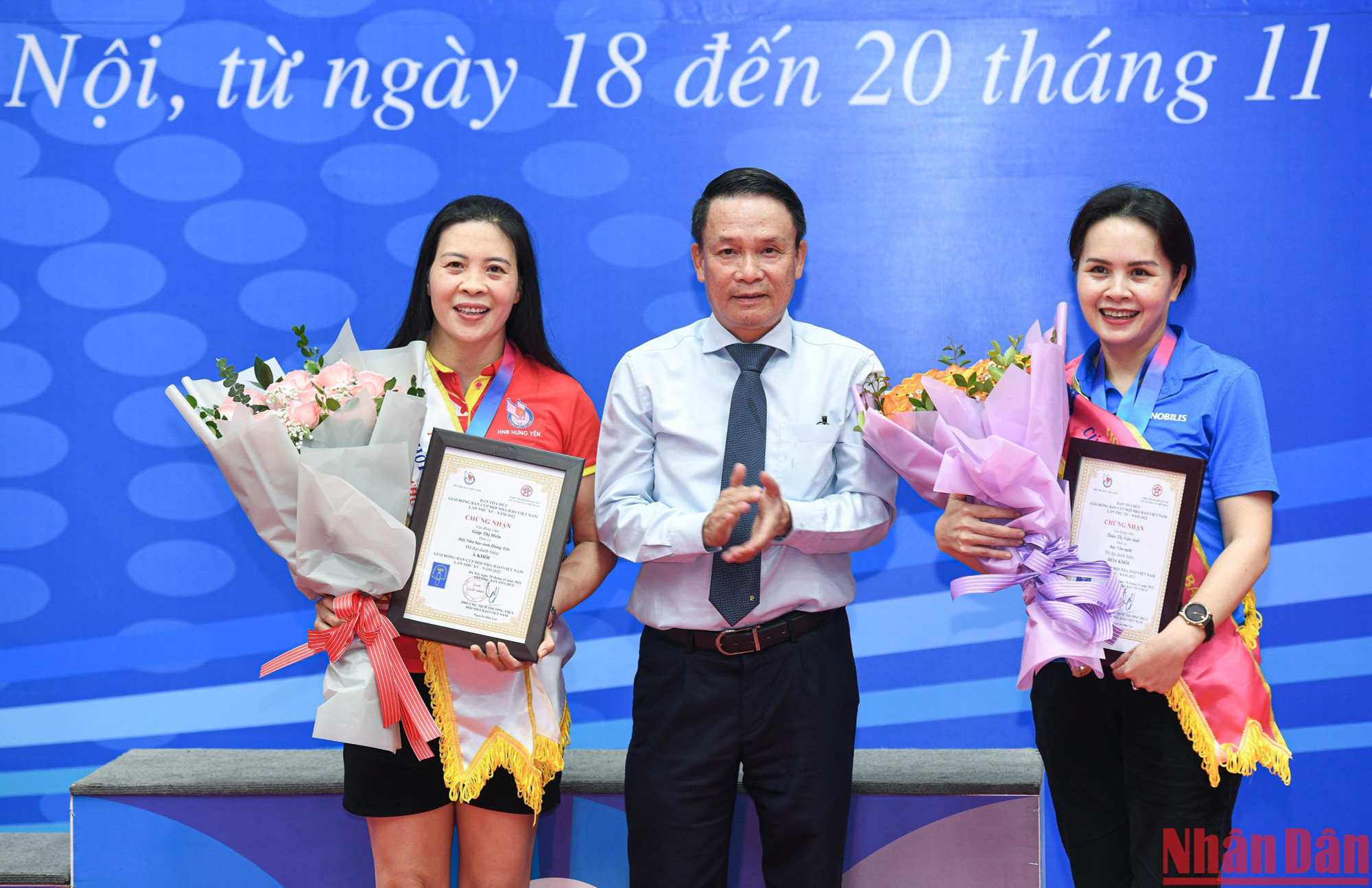 Phó Chủ tịch Thường trực Hội Nhà báo Việt Nam Nguyễn Đức Lợi trao giải Hoa khôi cho Giáp Thị Hiền, Hội Nhà báo tỉnh Hưng Yên, và Thân Thị Vân Anh, Báo Văn nghệ.