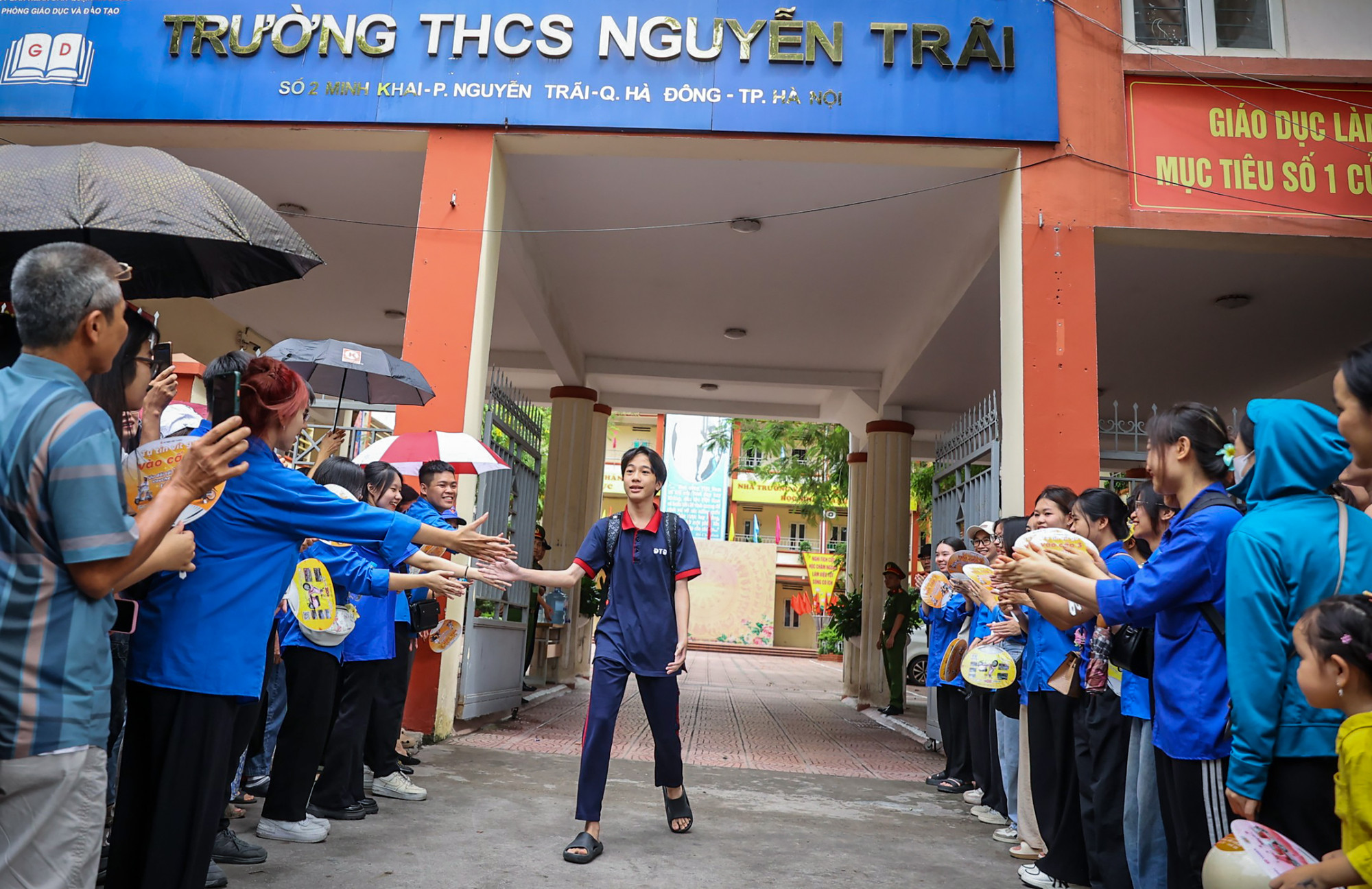 [Ảnh] Hơn 4.000 tình nguyện viên đồng hành, tiếp sức thí sinh thi vào lớp 10 tại Hà Nội ảnh 10