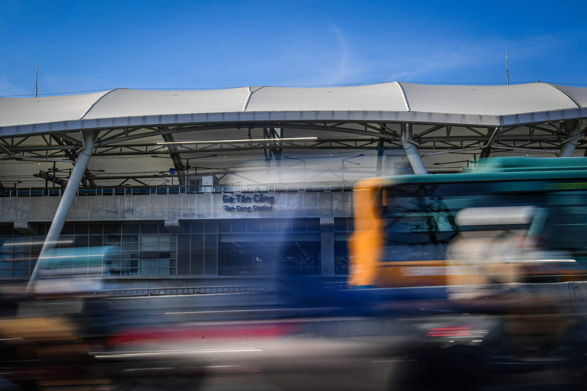 Đặc biệt, sự phát triển của Metro số 1 đã biến trục đường Võ Nguyên Giáp (Xa lộ Hà Nội cũ) thành biểu tượng của giao thông đô thị thông minh, đáp ứng nhu cầu đi lại ngày càng tăng của Thành phố Hồ Chí Minh hiện đại.