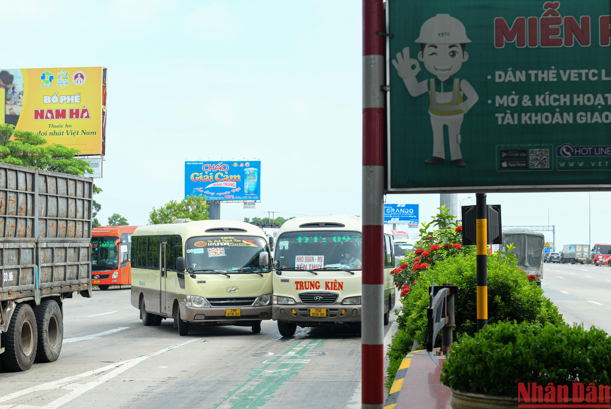 Xảy ra xung đột giao thông ngay lối vào cửa thu phí tự động ETC do xe đi trước bị lỗi thẻ. Xảy ra xung đột giao thông ngay lối vào cửa thu phí tự động ETC do xe đi trước bị lỗi thẻ.